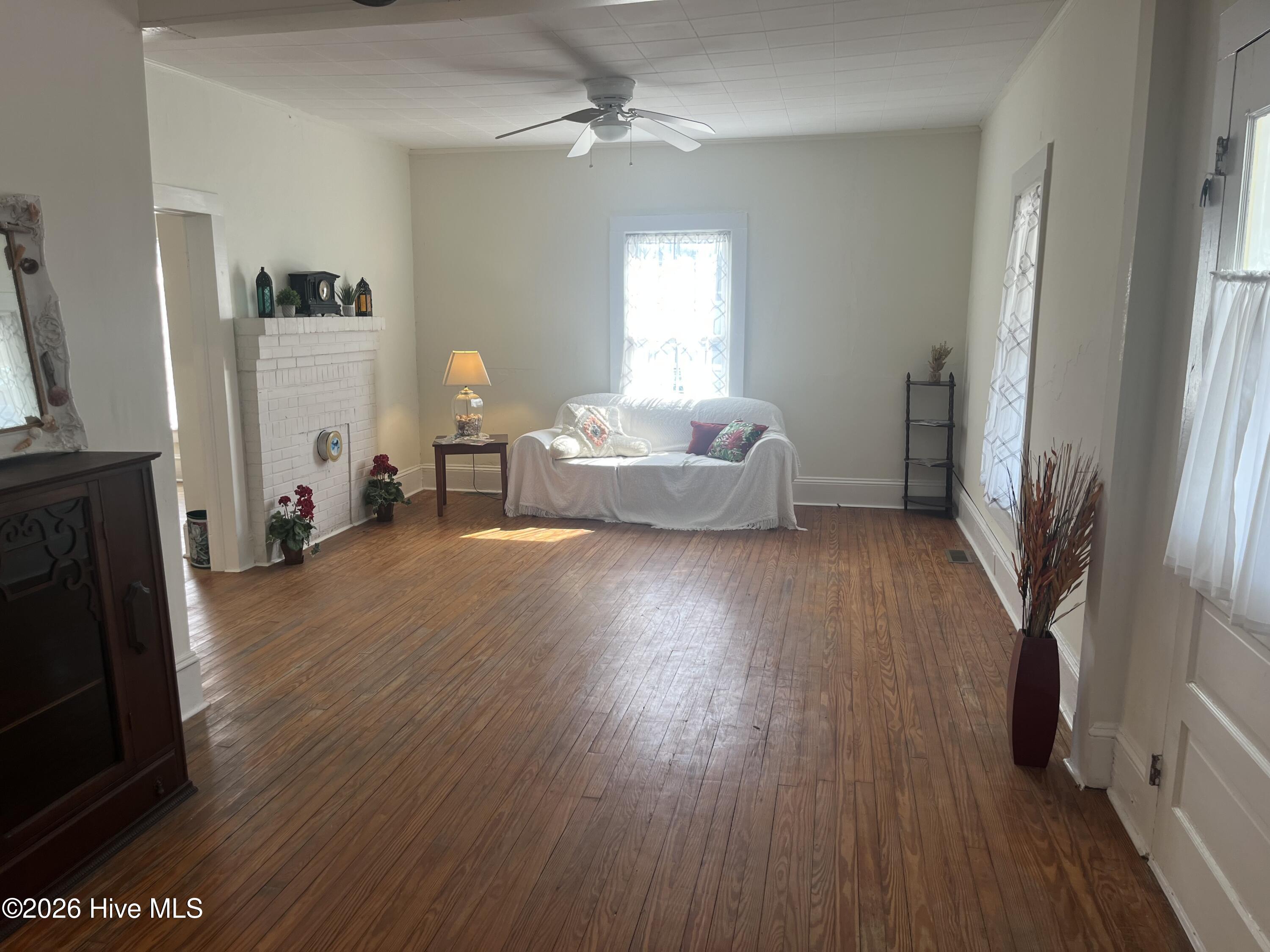 122 W 5th Street Property Photo 3