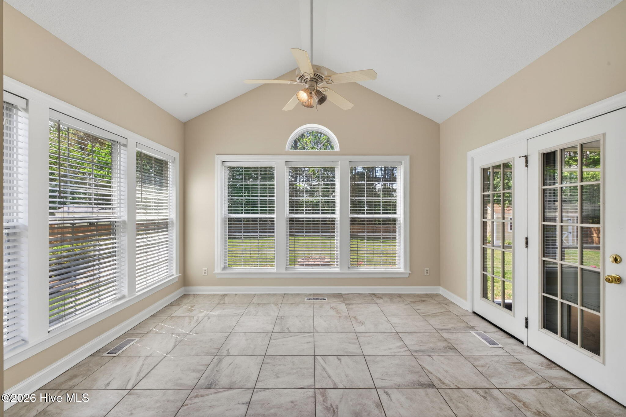 320 Green View Road Property Photo 4