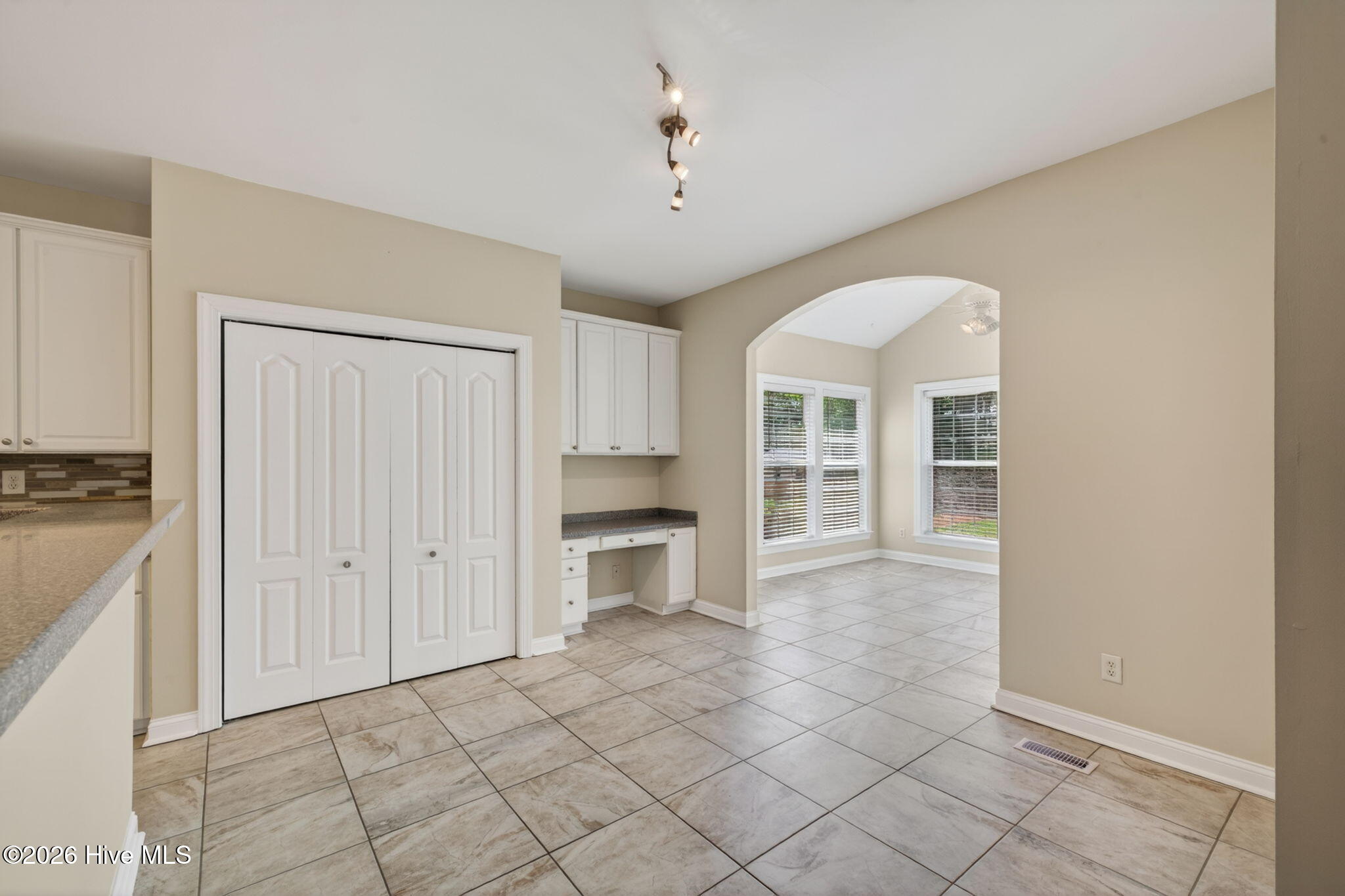 320 Green View Road Property Photo 6