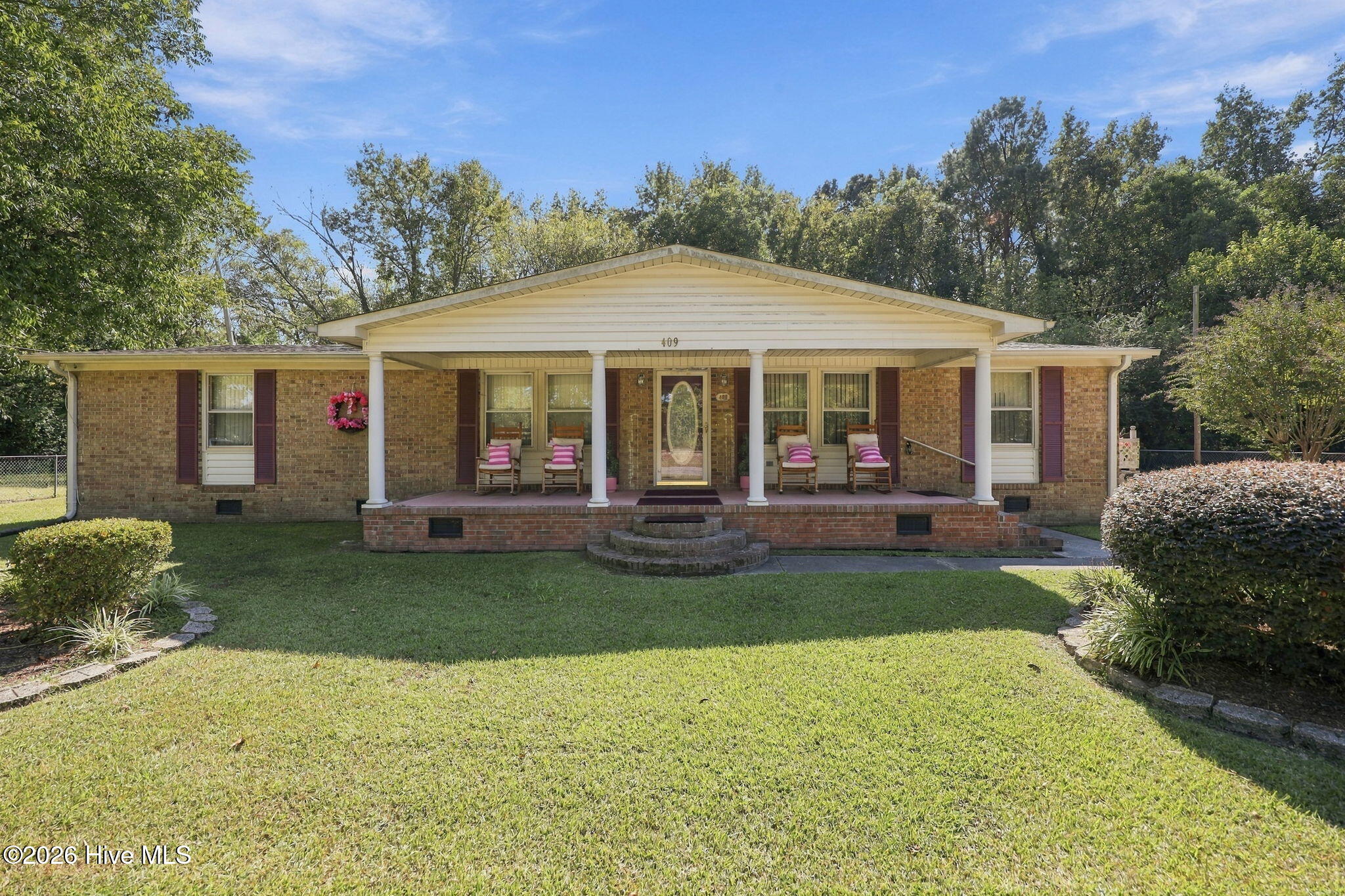 409 E Railroad Street Property Photo 1