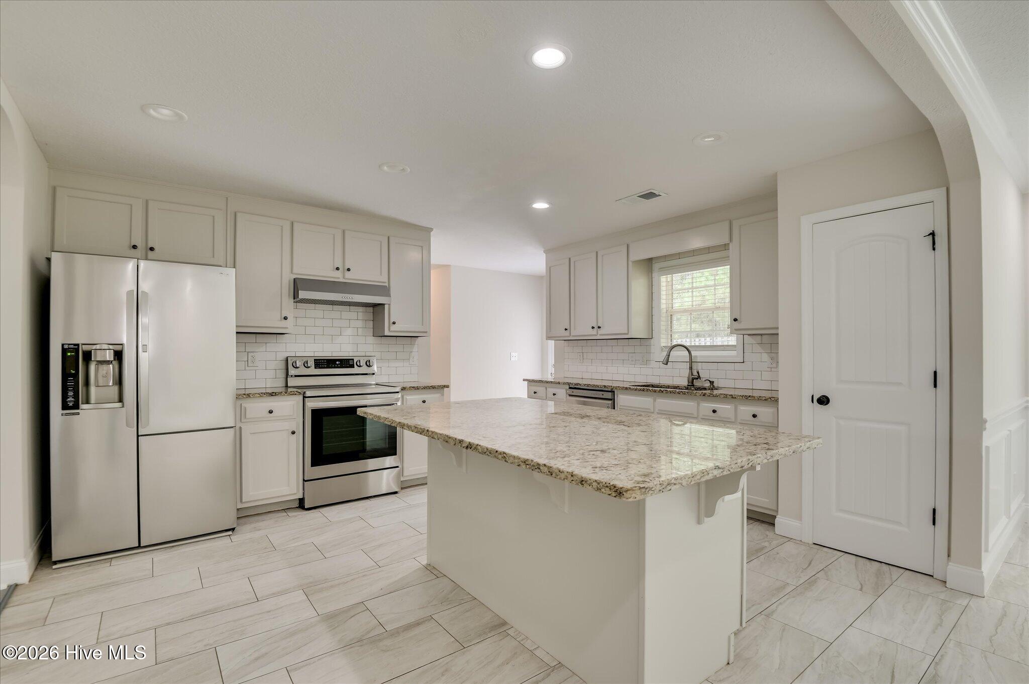 2054 Lake Forest Drive Property Photo 8