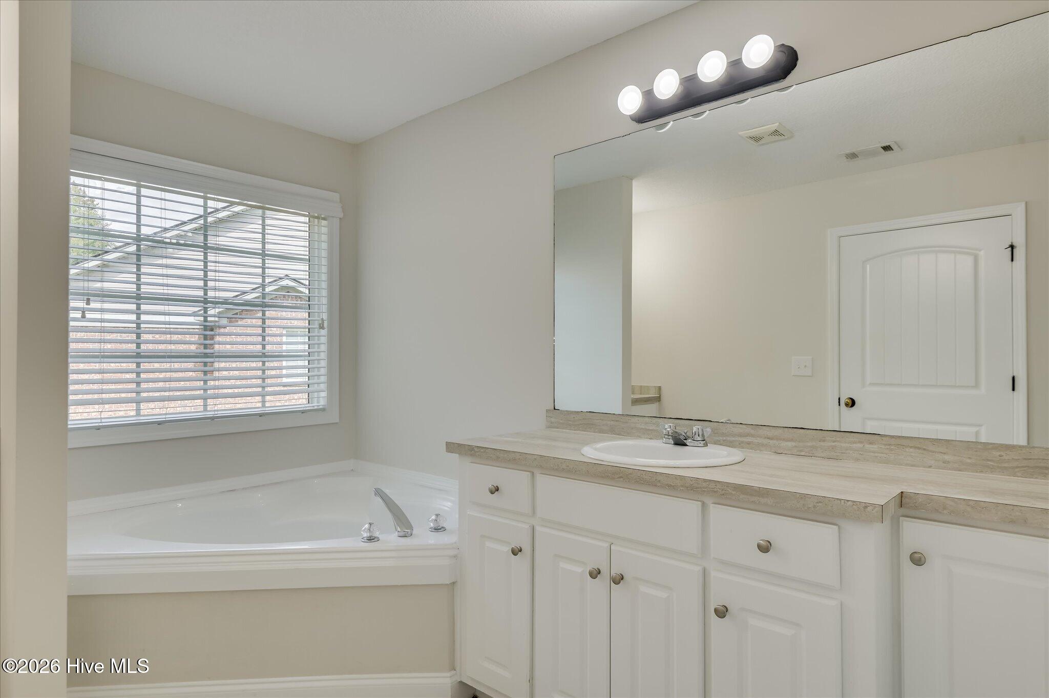 2054 Lake Forest Drive Property Photo 23