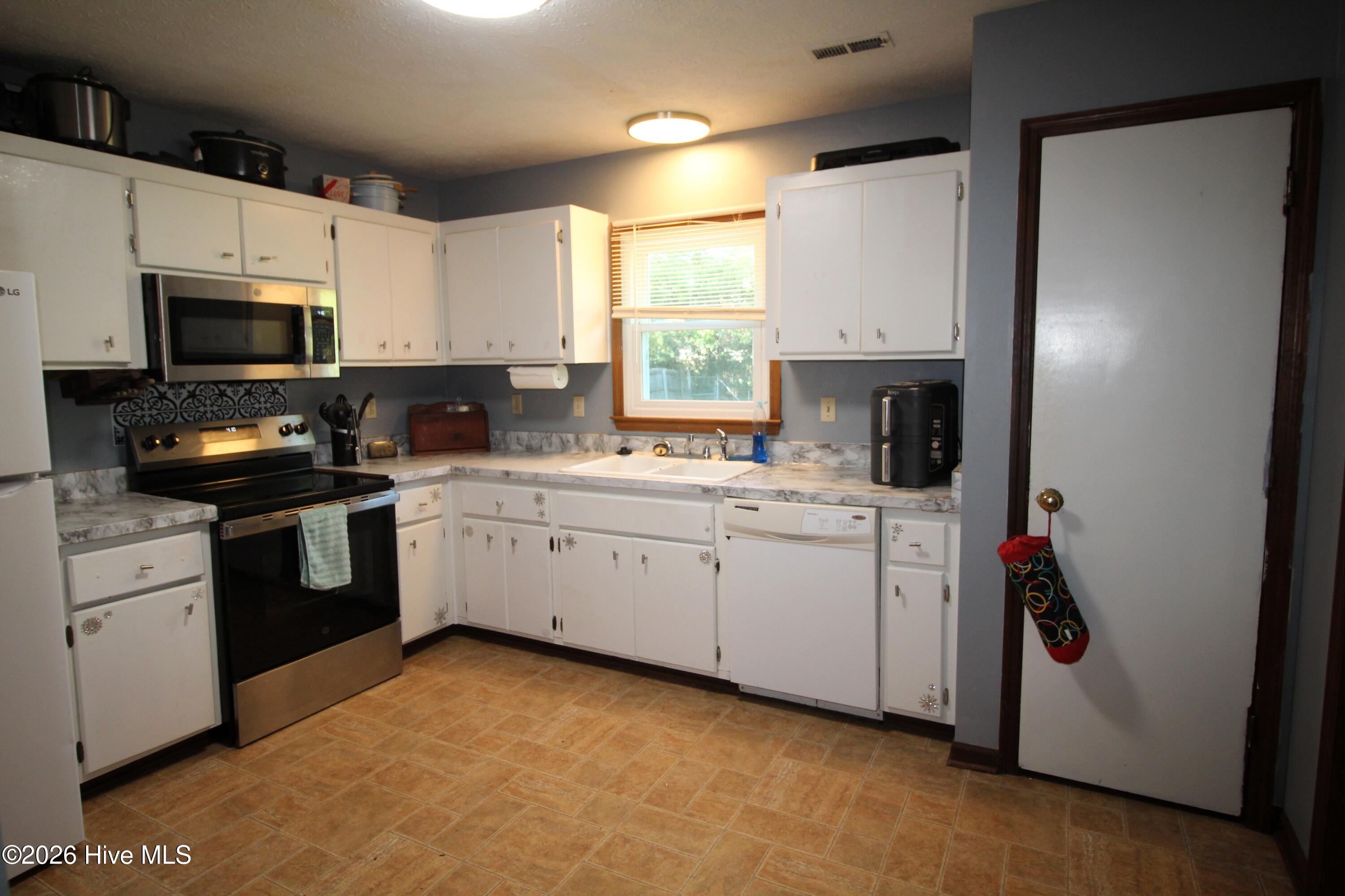 216 Ashwood Court Property Photo 8