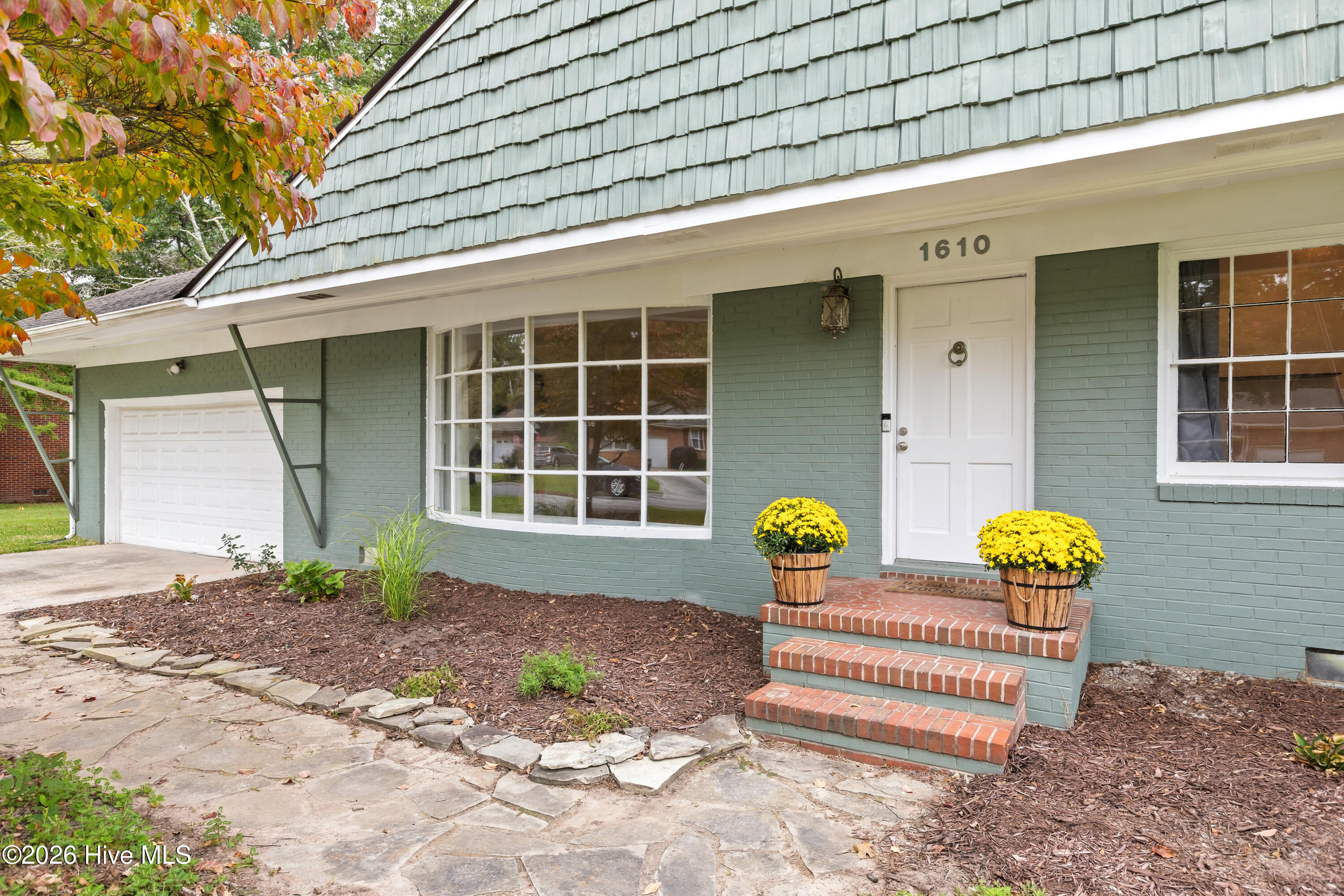 1610 Crescent Drive Property Photo 4