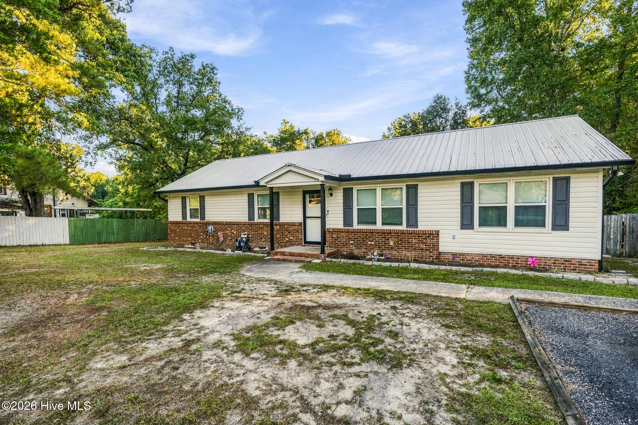 121 E Eason Drive Property Photo 1