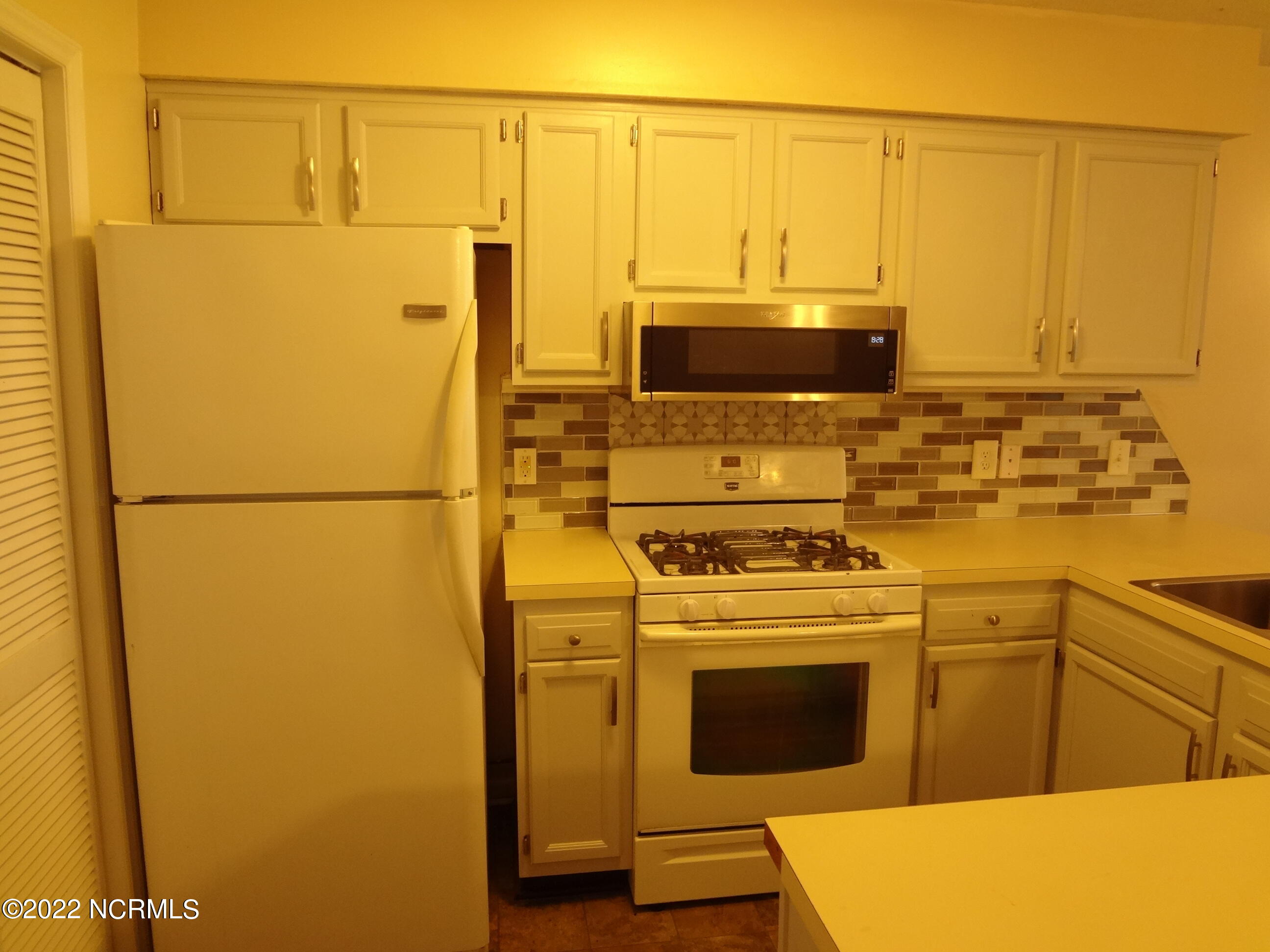 135 W Victoria Court B Property Photo 2