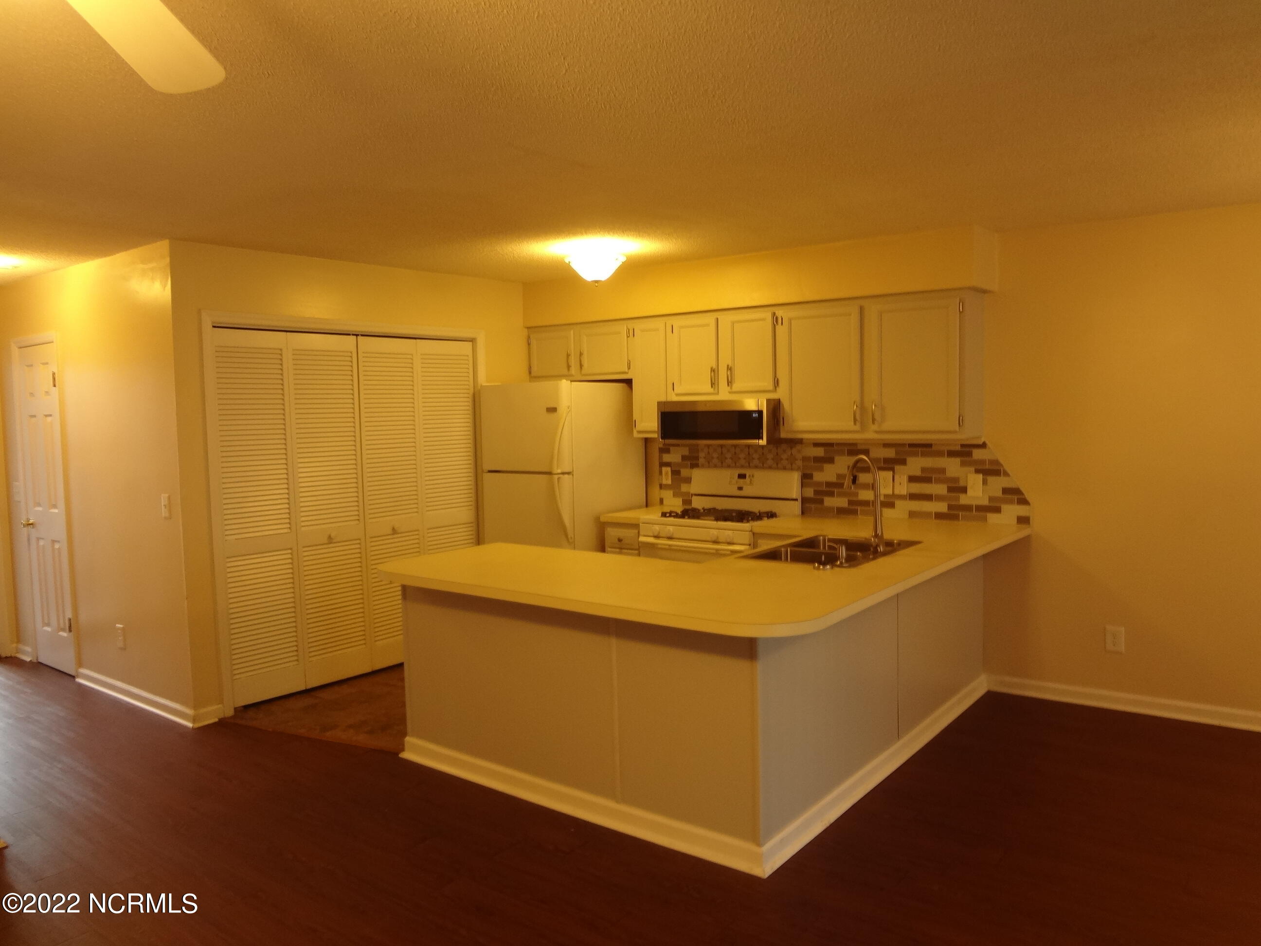 135 W Victoria Court B Property Photo 8