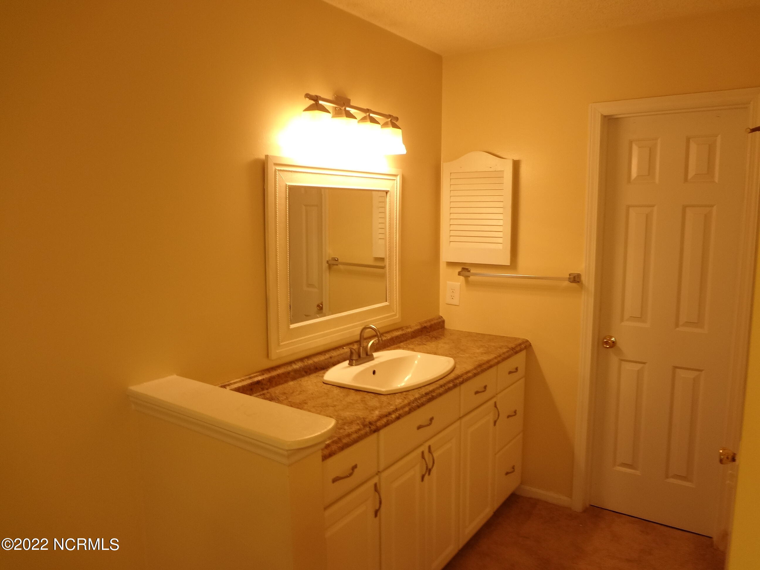 135 W Victoria Court B Property Photo 14