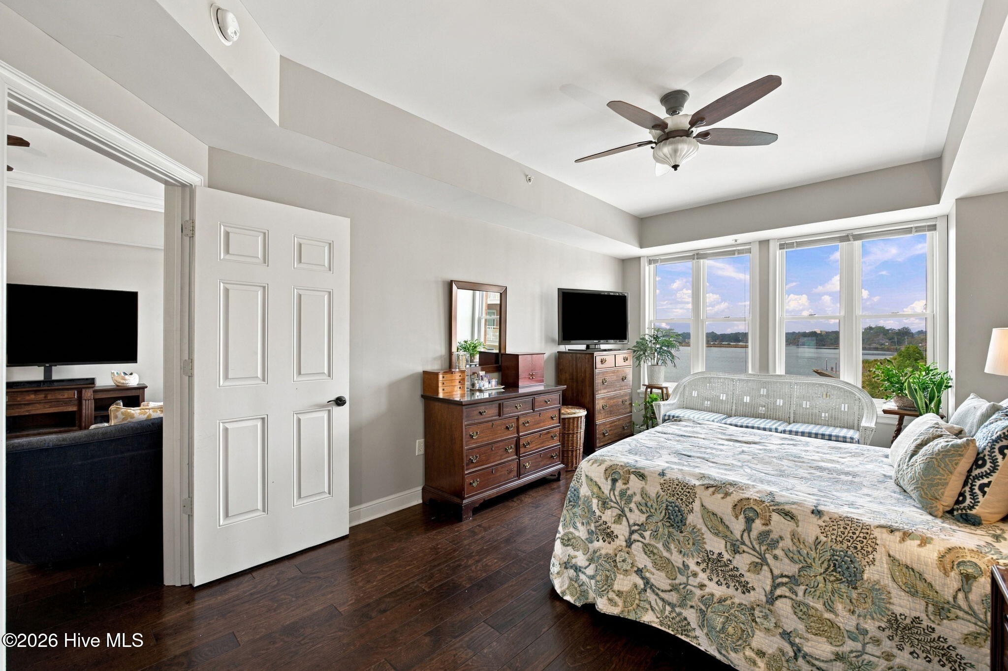 305 Sky Sail Boulevard Property Photo 5