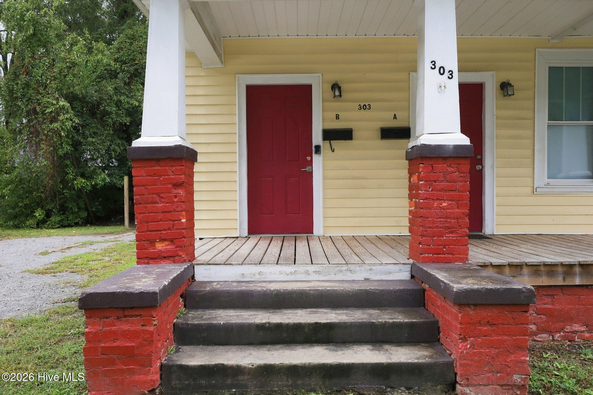 303 Paris Avenue B Property Photo 2