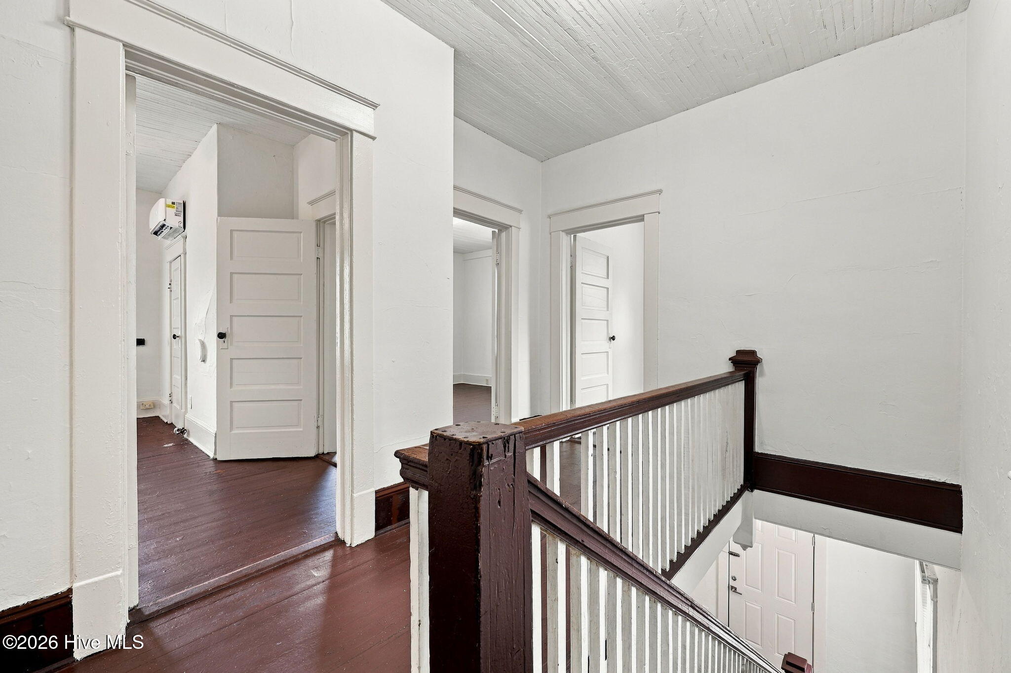 303 Paris Avenue B Property Photo 5
