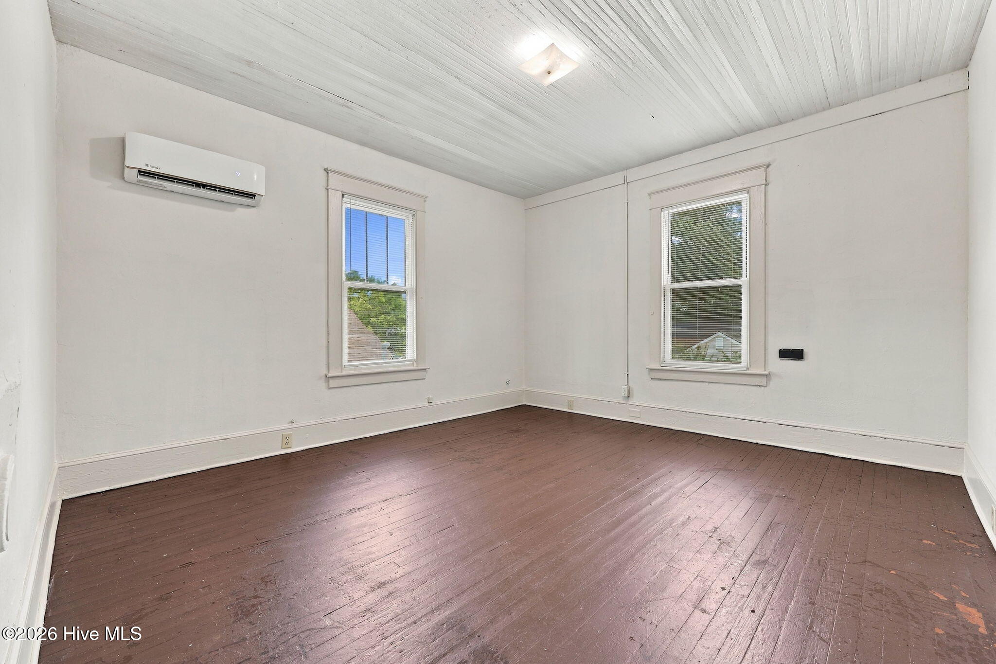 303 Paris Avenue B Property Photo 7