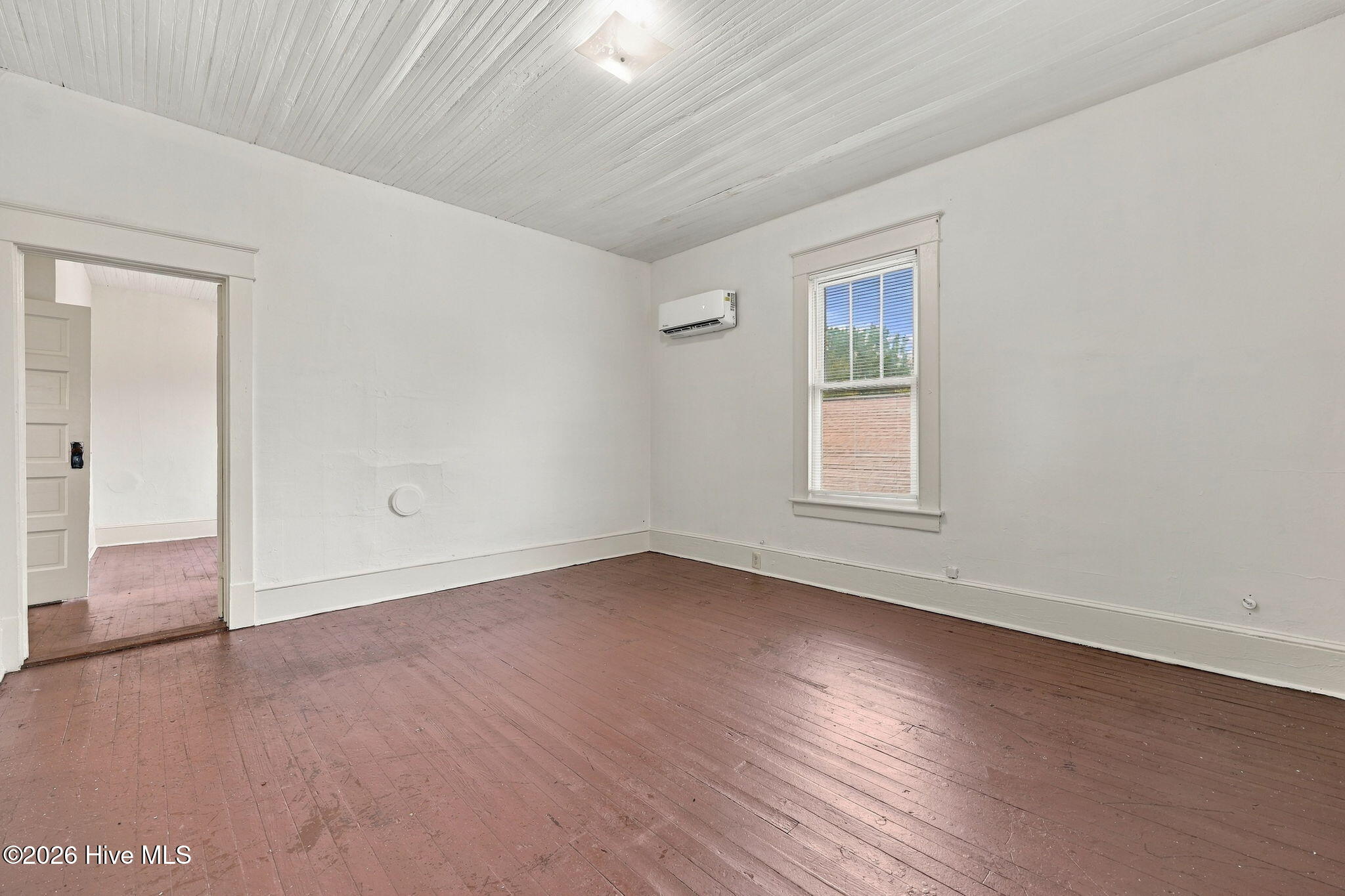 303 Paris Avenue B Property Photo 8