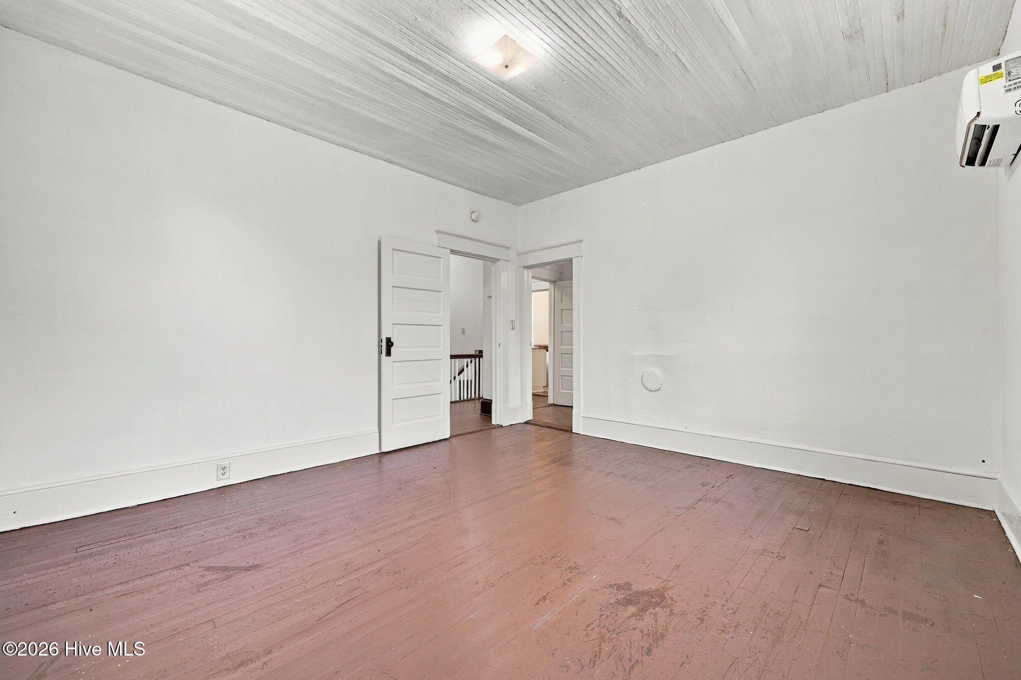 303 Paris Avenue B Property Photo 9