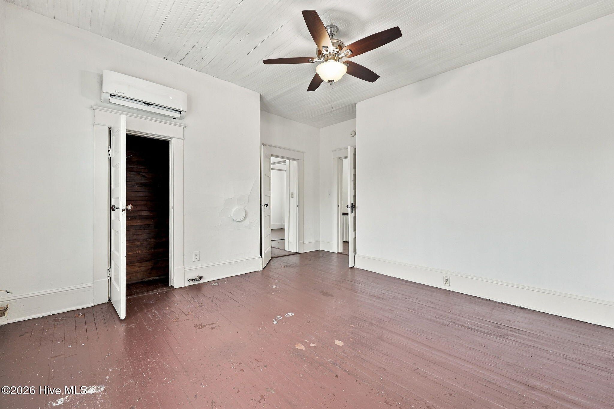 303 Paris Avenue B Property Photo 17