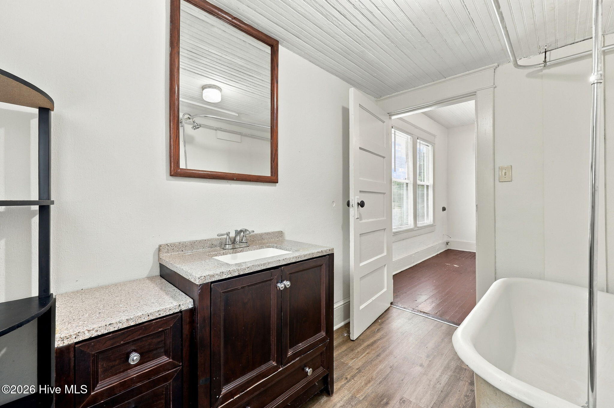 303 Paris Avenue B Property Photo 20