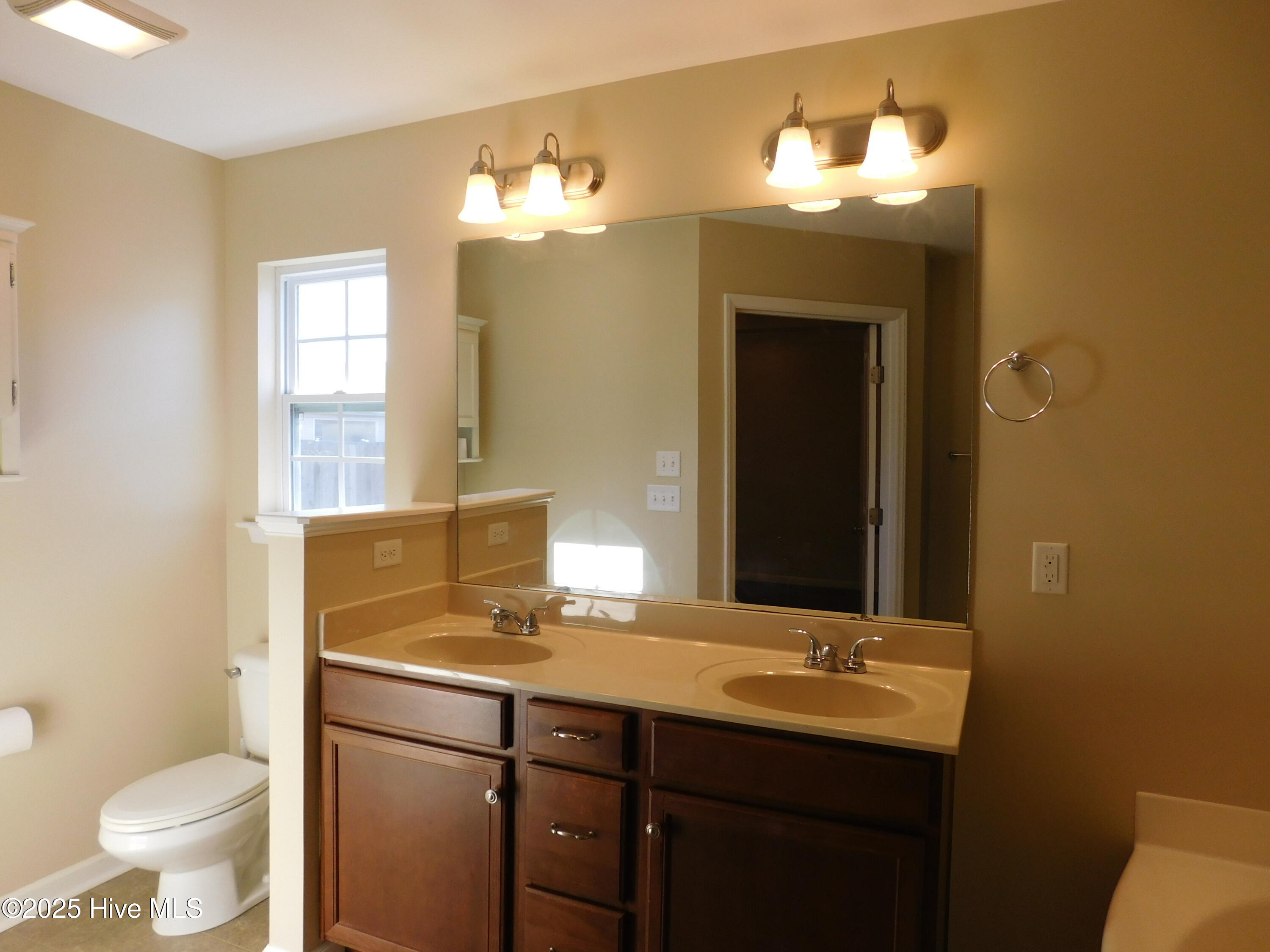 107 Lynden Lane Property Photo 7