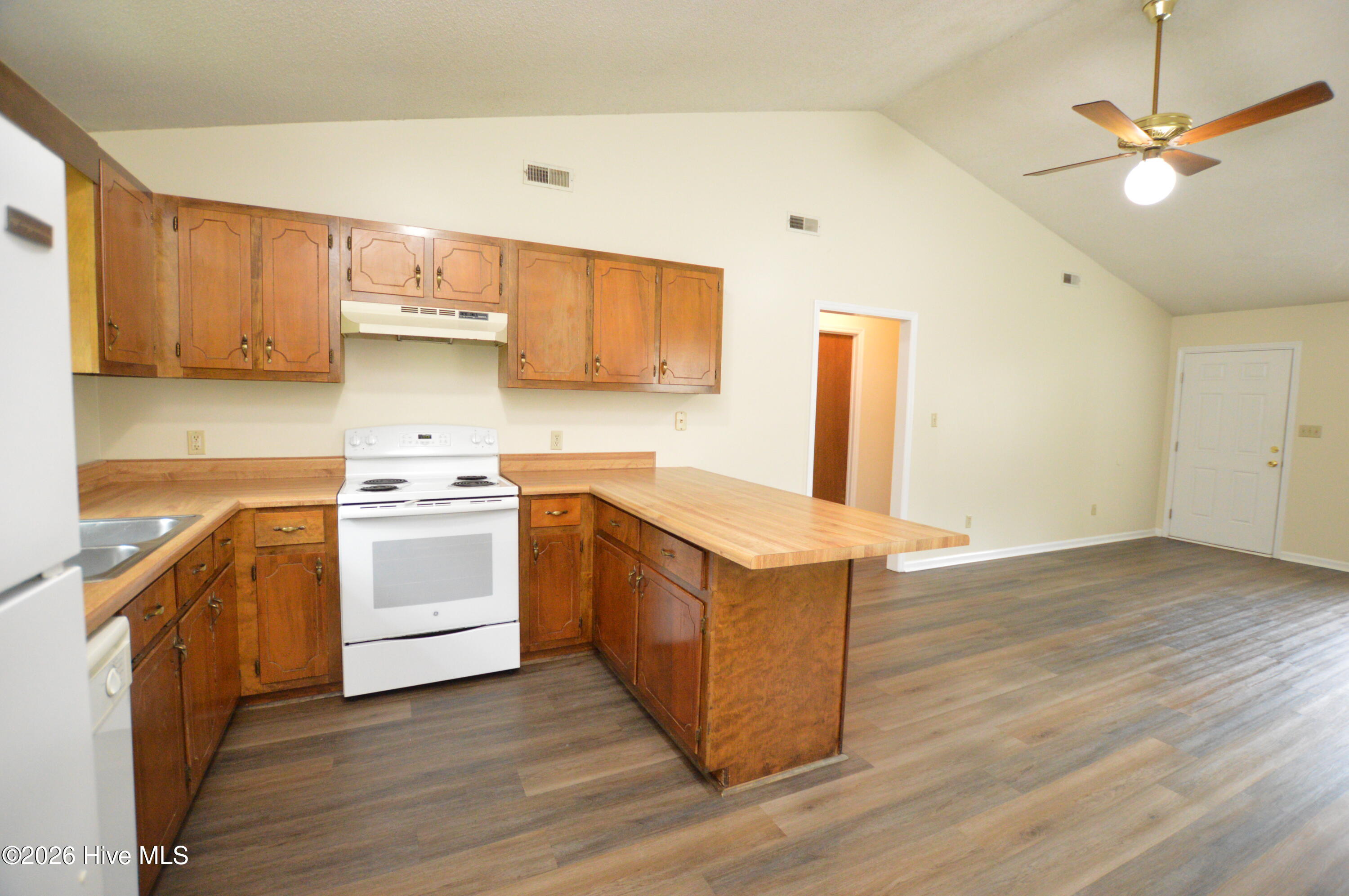 137 Windsor Court Property Photo 6