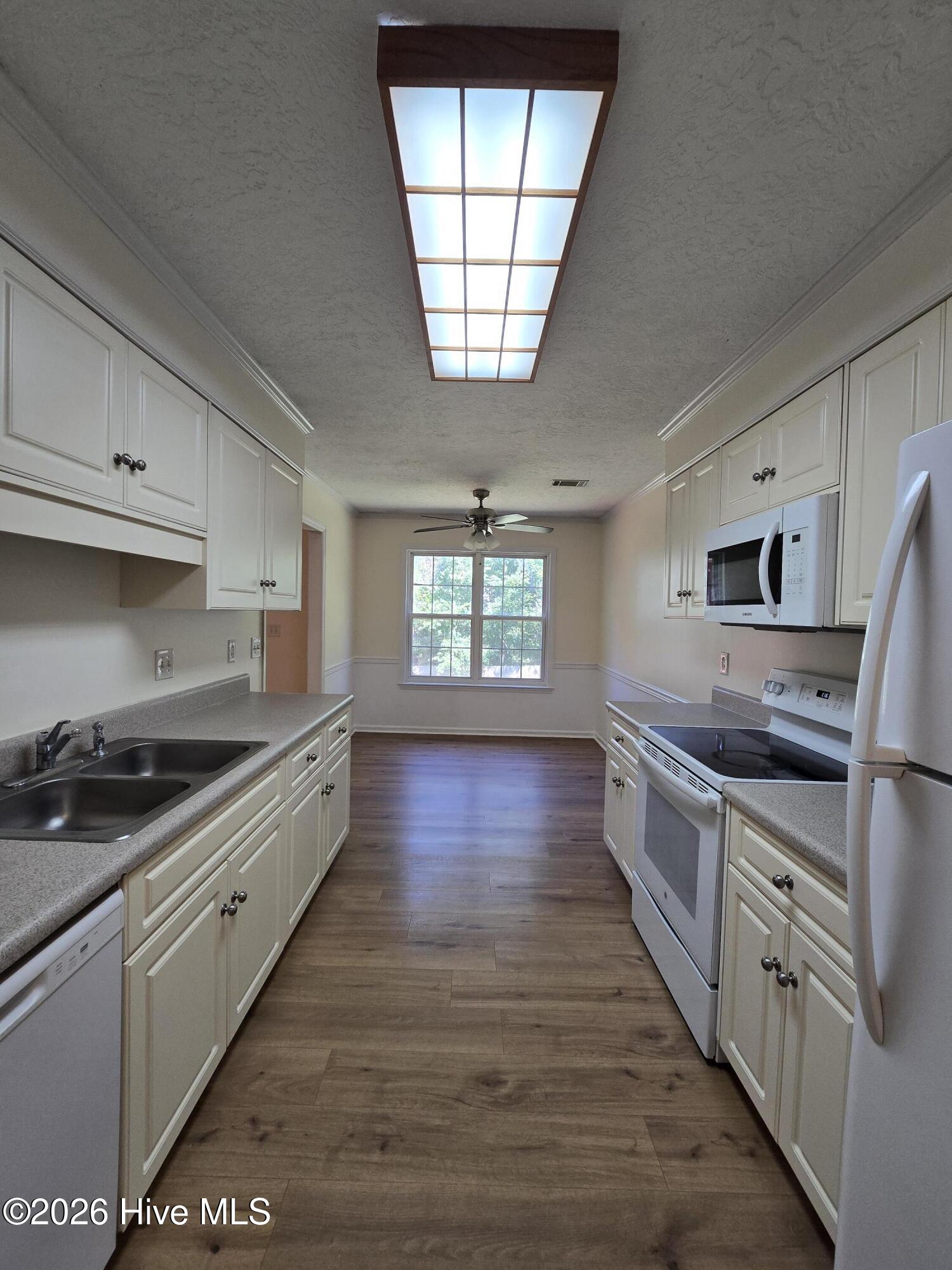 4536 Country Glen Circle Property Photo 13