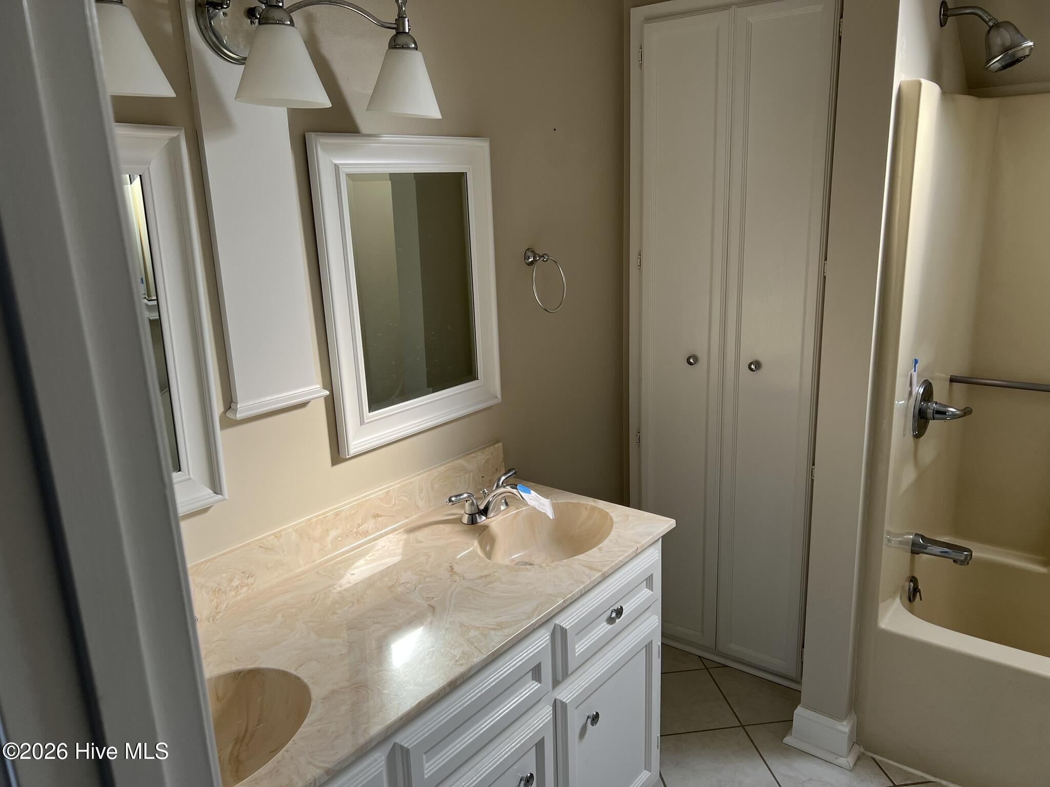 214 E Raintree Lane Property Photo 16