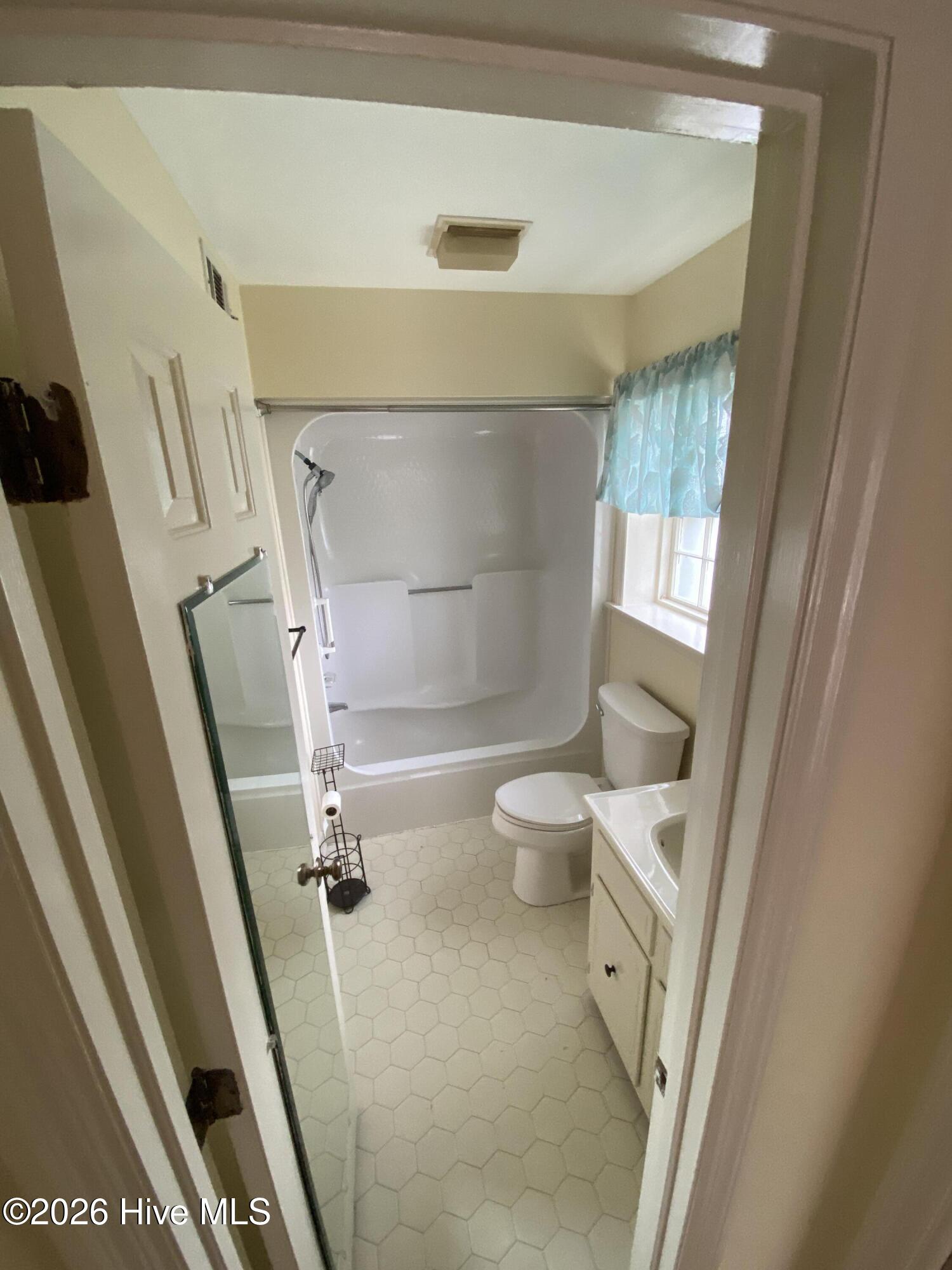 1010 Hickman Road B3 Property Photo 5
