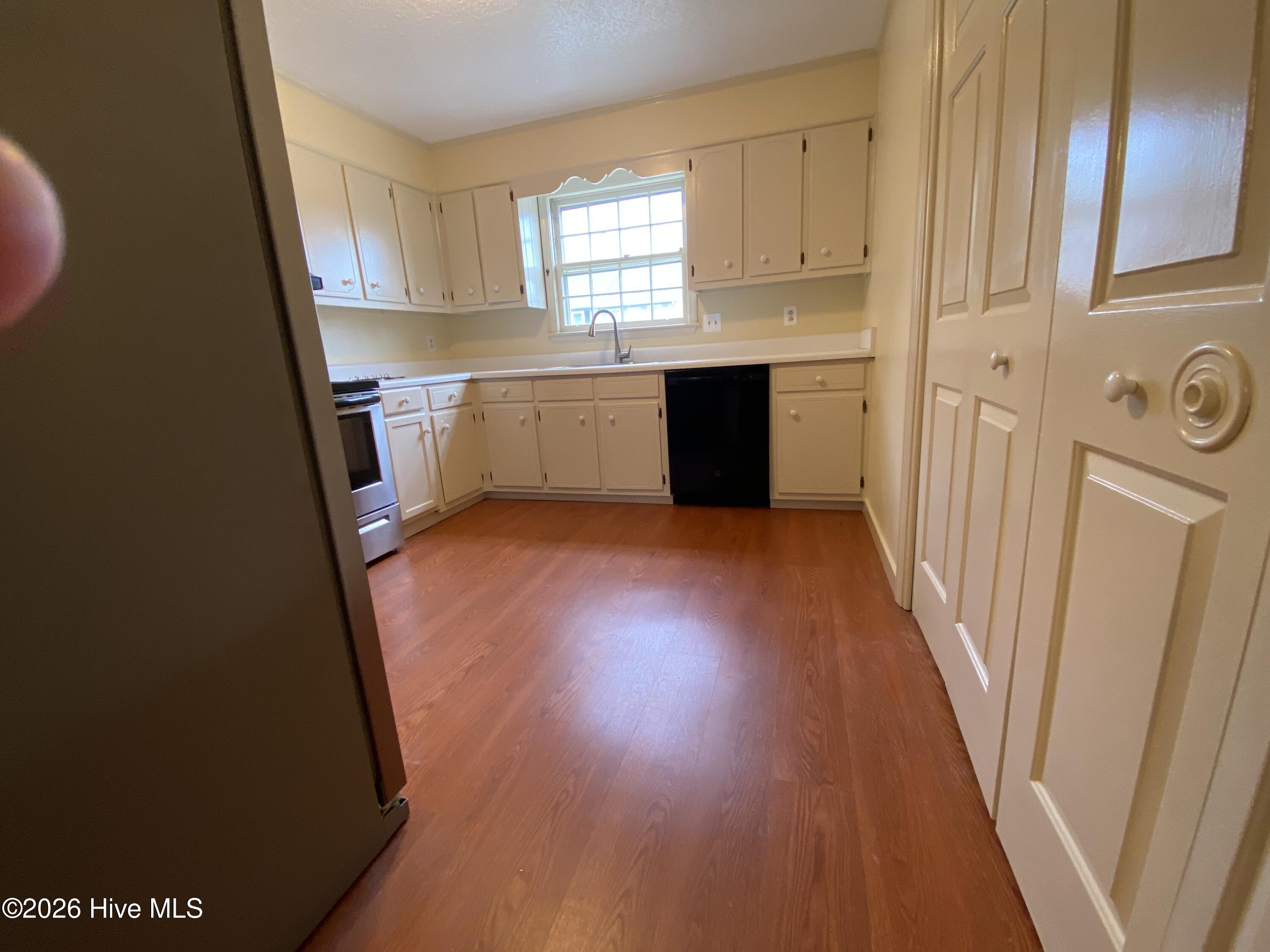 1010 Hickman Road B3 Property Photo 6