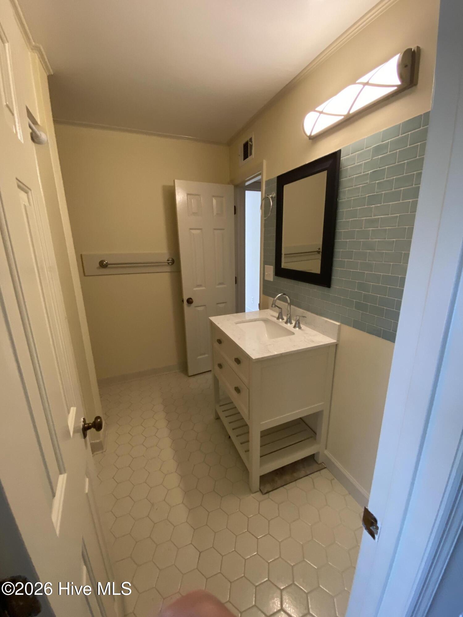 1010 Hickman Road B3 Property Photo 10