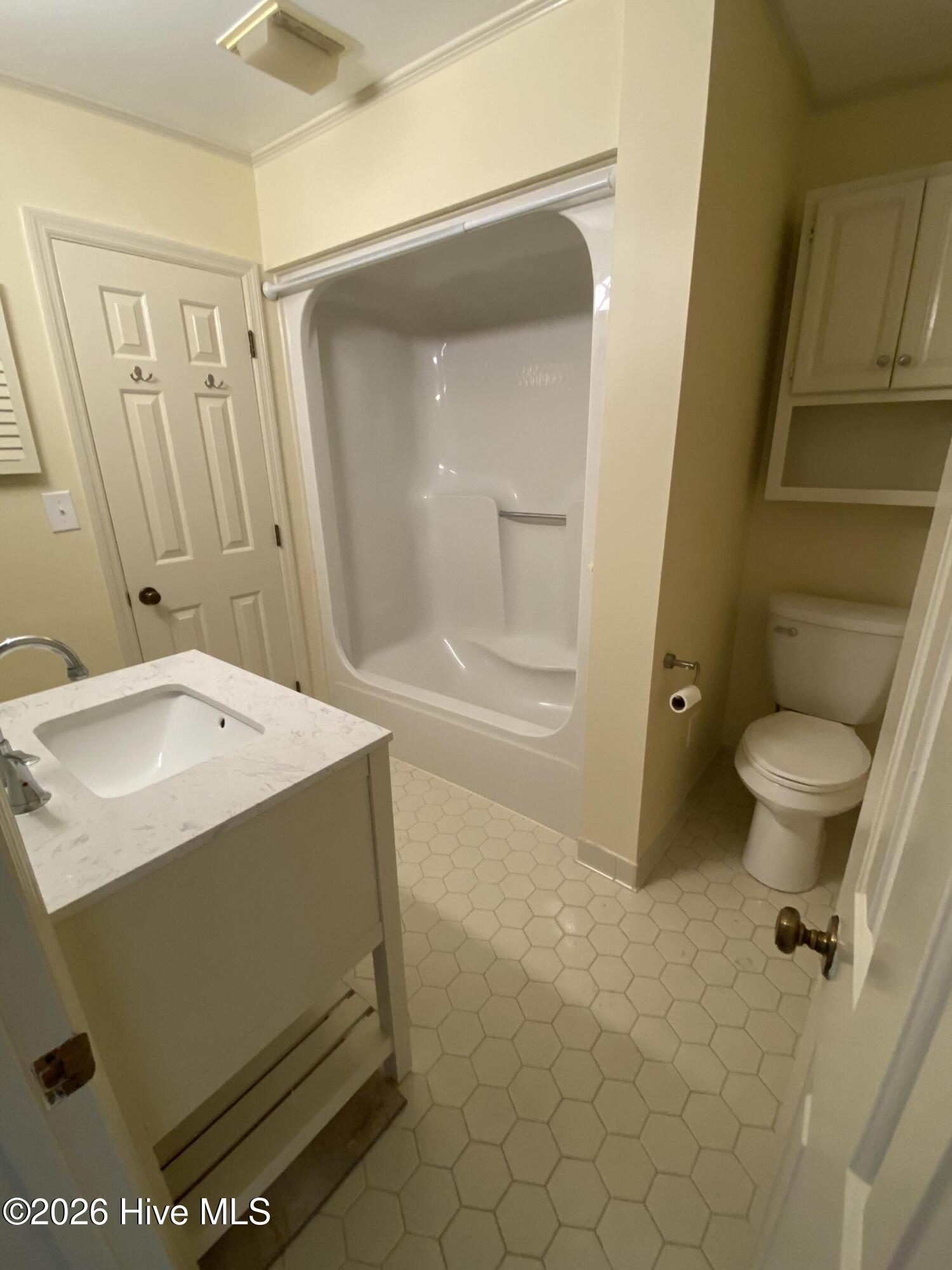 1010 Hickman Road B3 Property Photo 14