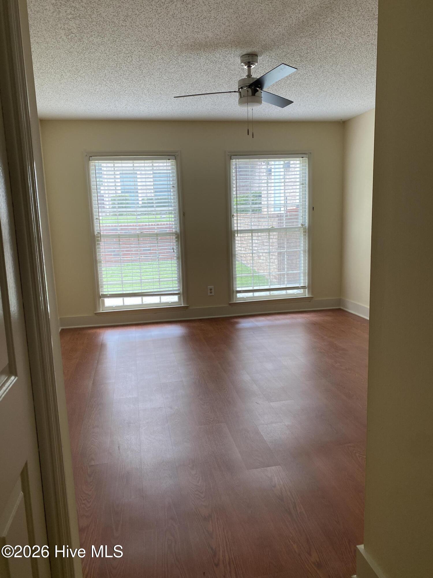 1010 Hickman Road B3 Property Photo 15
