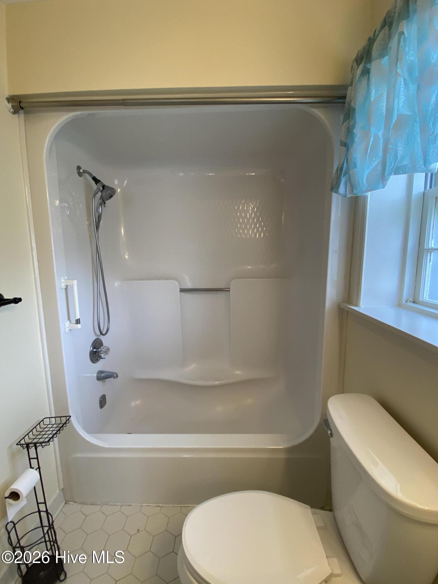 1010 Hickman Road B3 Property Photo 16