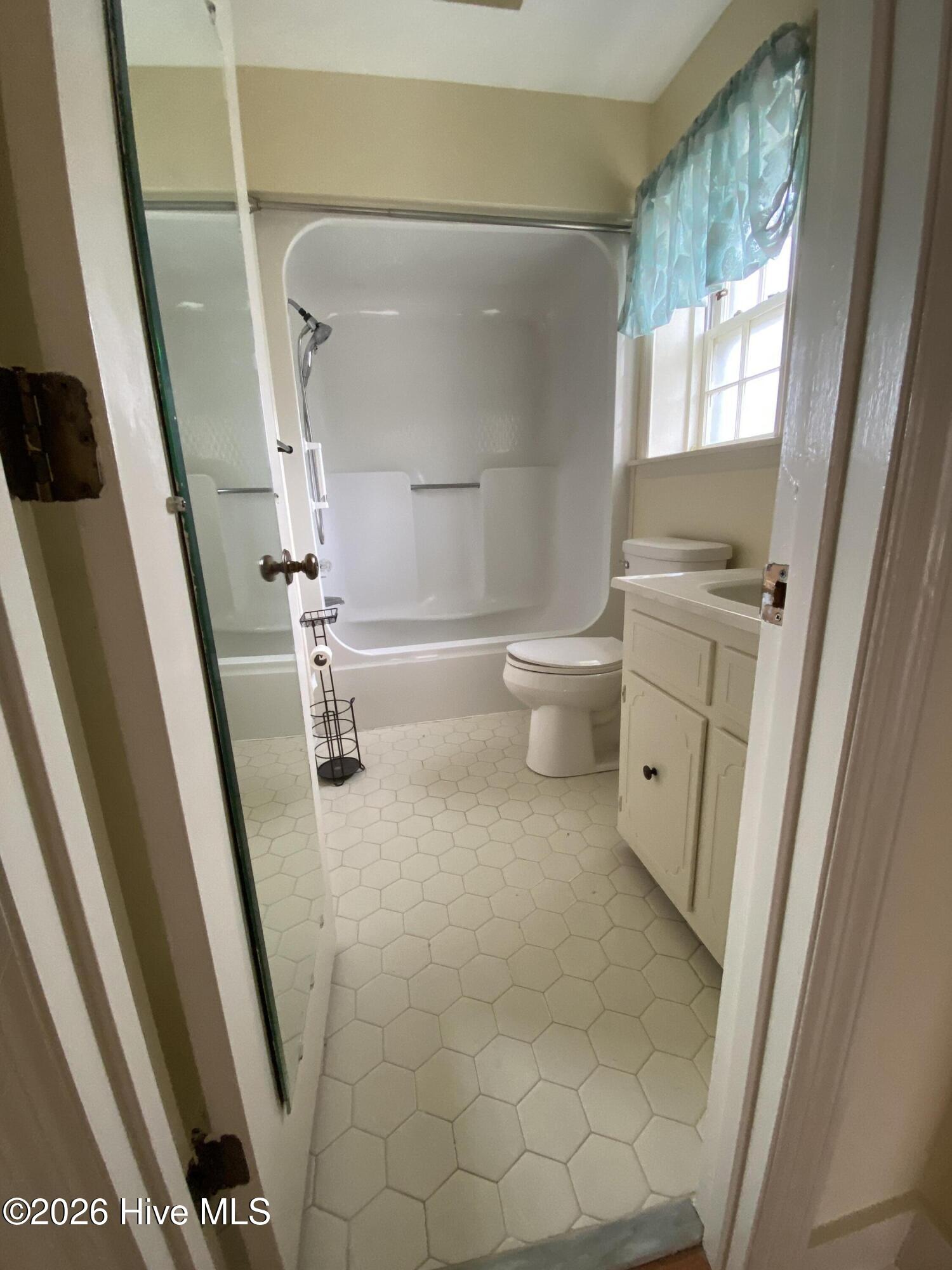 1010 Hickman Road B3 Property Photo 20