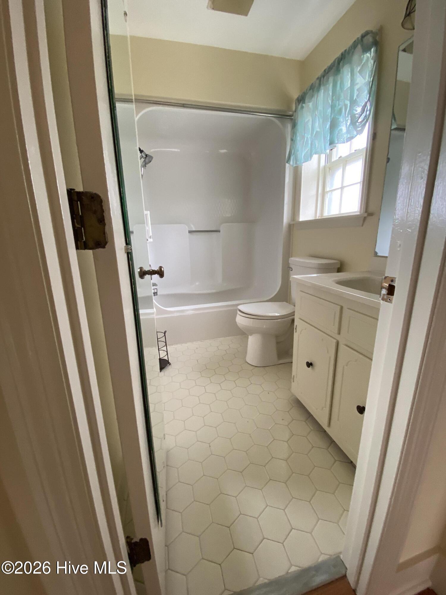 1010 Hickman Road B3 Property Photo 22