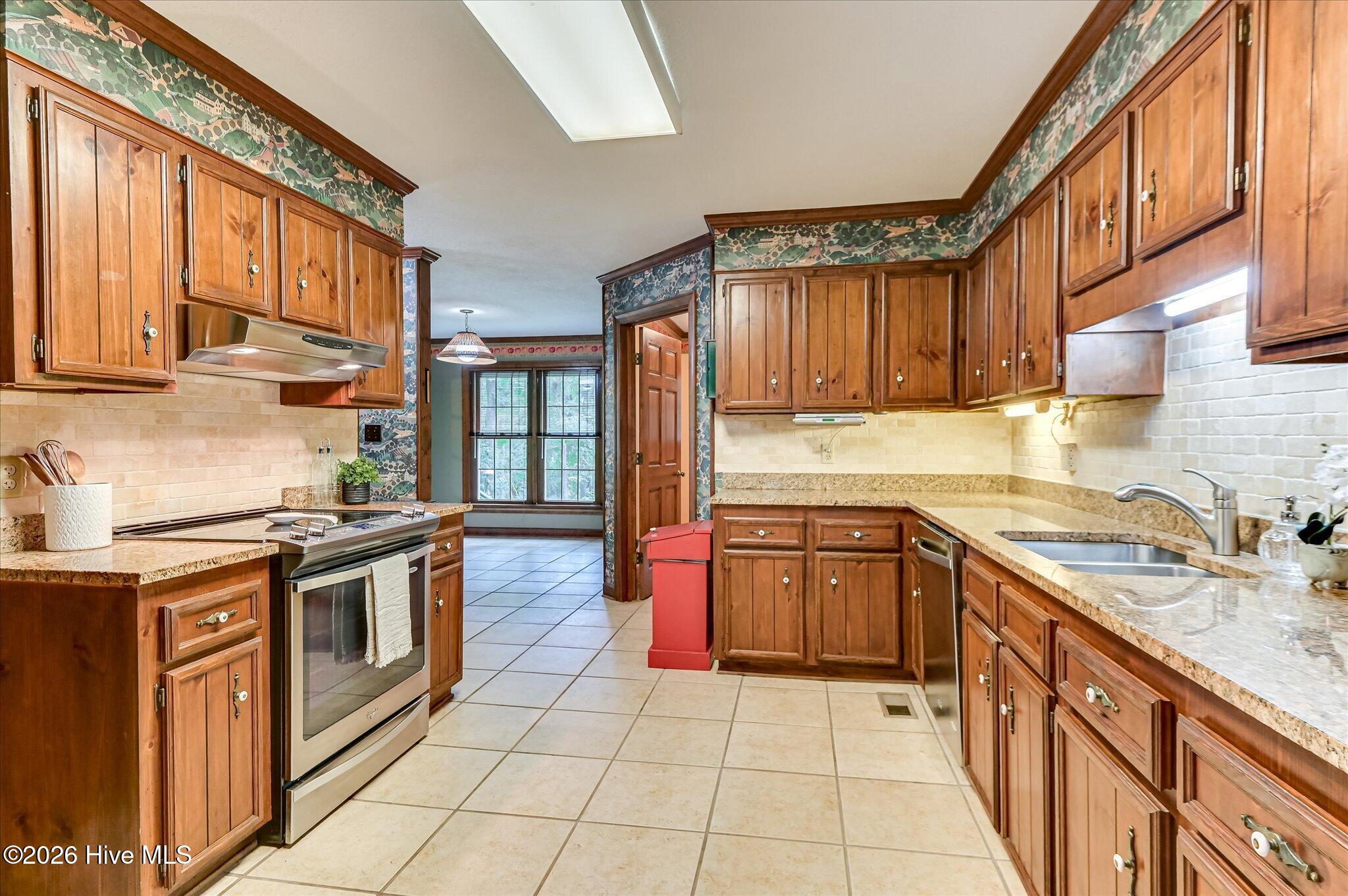 307 Wakefield Lane N Property Photo 16