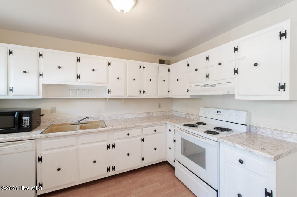 1020 Carriage Drive Apt D Property Photo 6