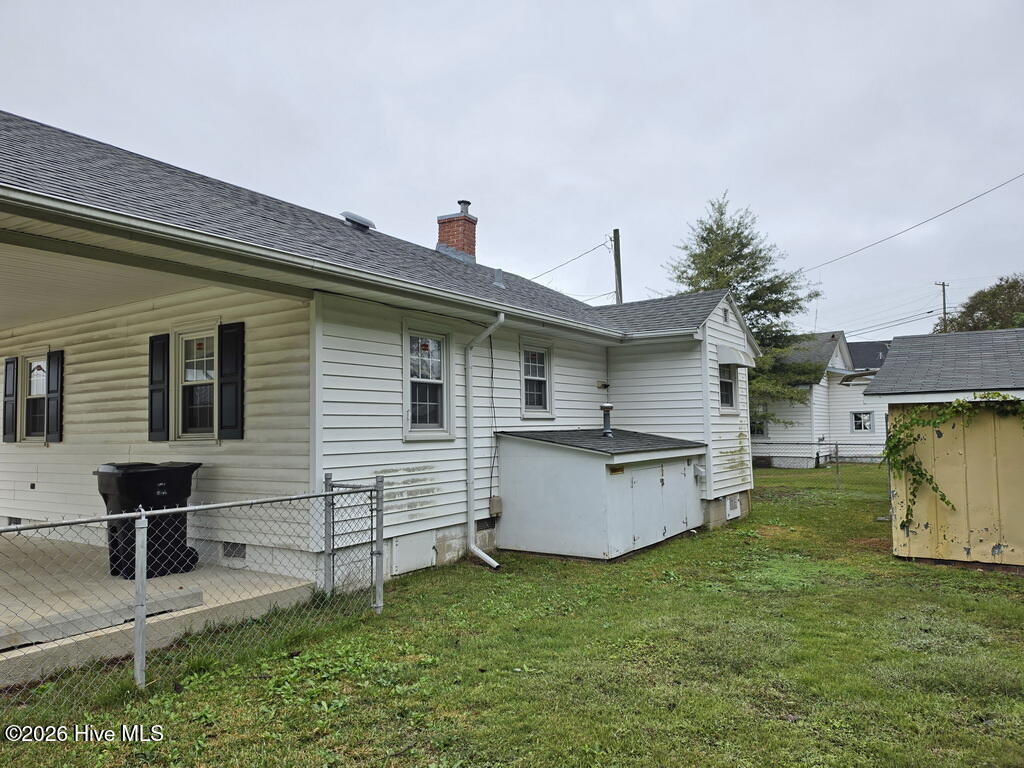 305 E Commercial Avenue Property Photo 2