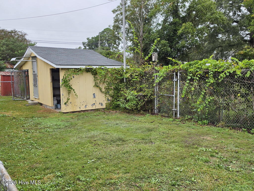 305 E Commercial Avenue Property Photo 4
