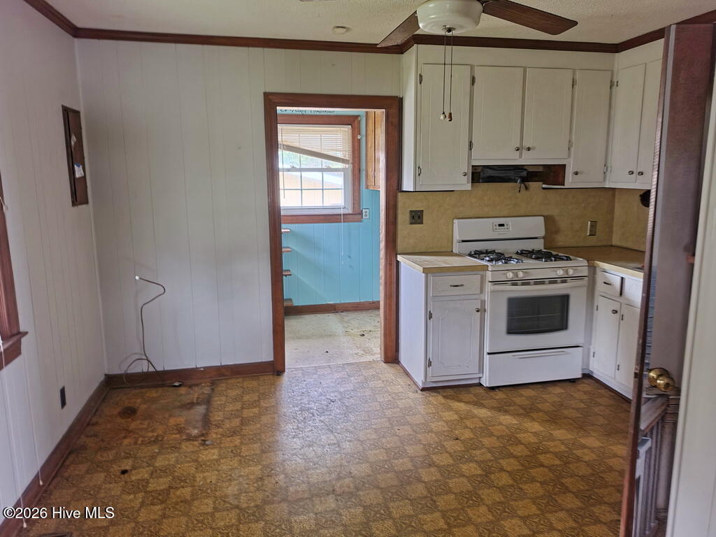 305 E Commercial Avenue Property Photo 6