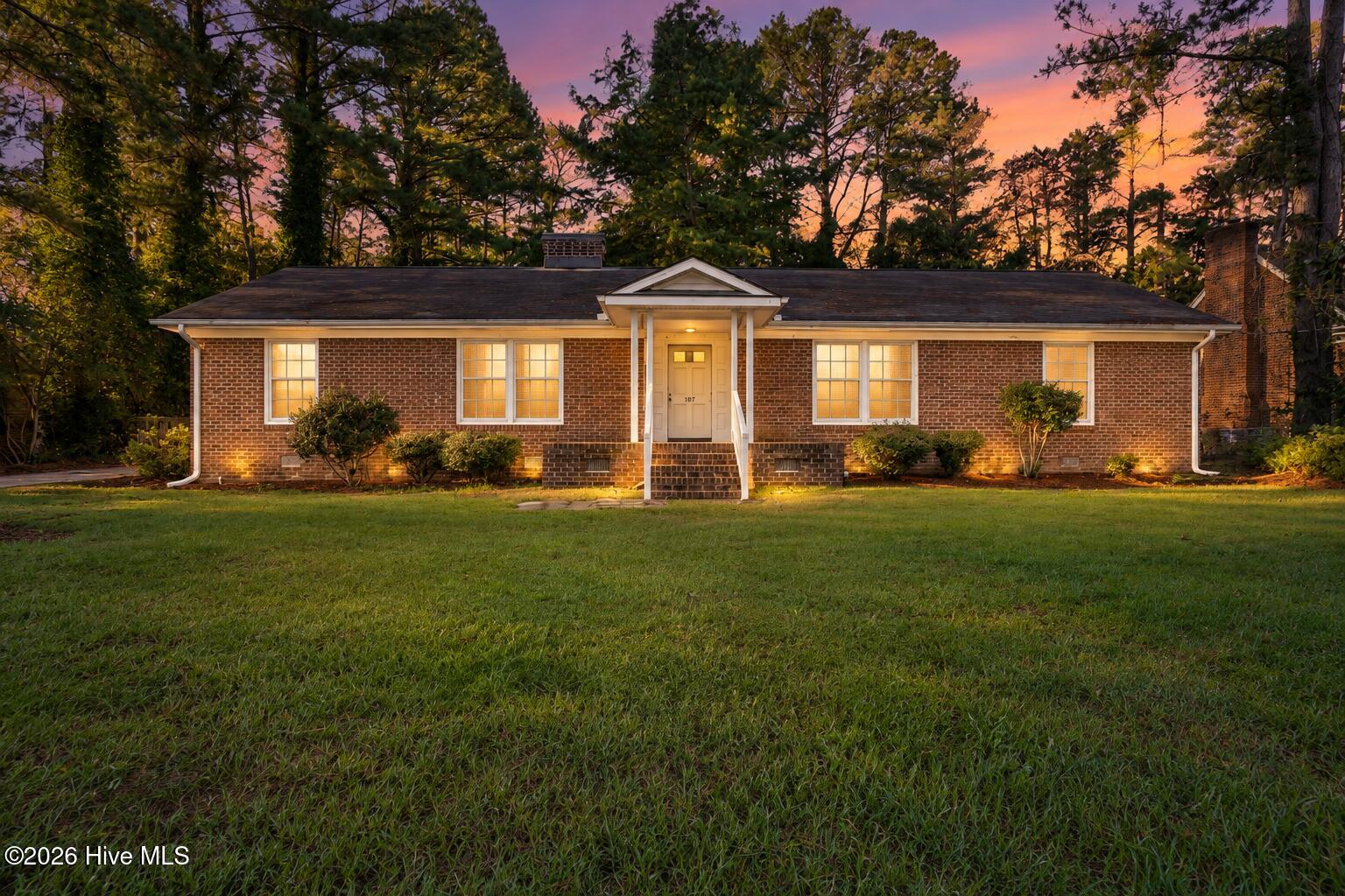 1707 Roxbury Drive N Property Photo 1