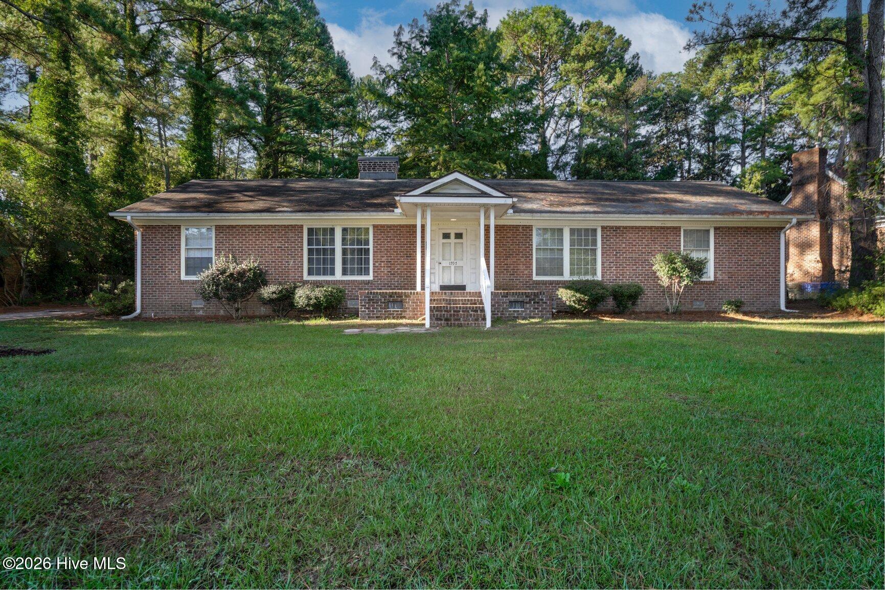 1707 Roxbury Drive N Property Photo 2