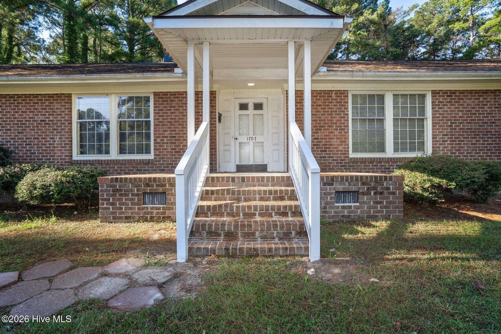 1707 Roxbury Drive N Property Photo 3