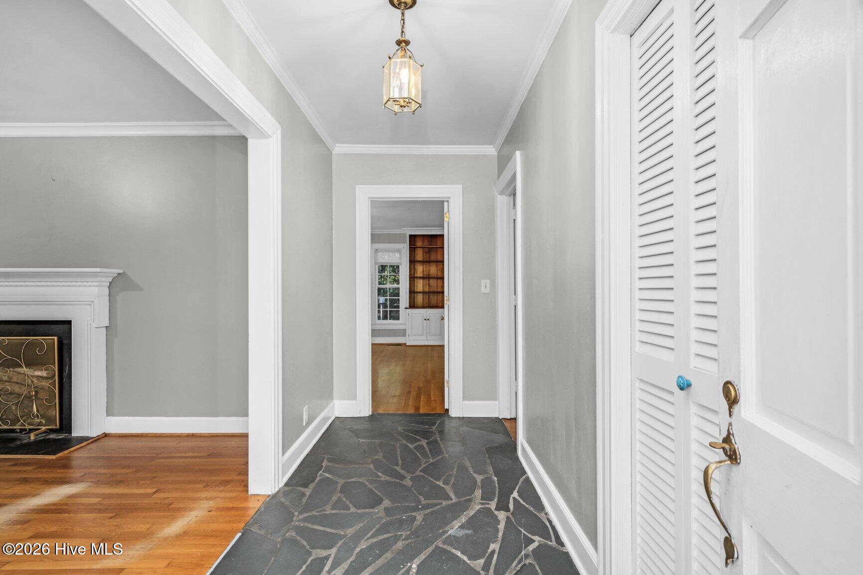 1707 Roxbury Drive N Property Photo 4