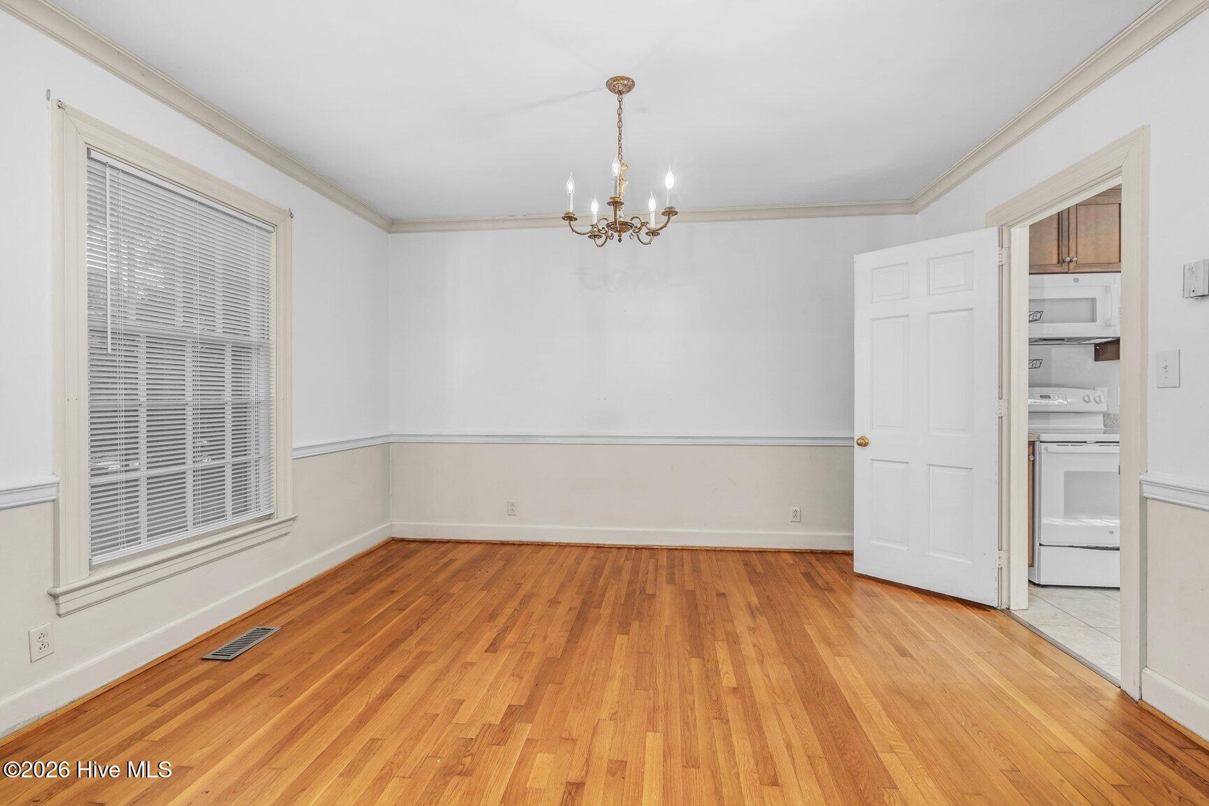 1707 Roxbury Drive N Property Photo 9