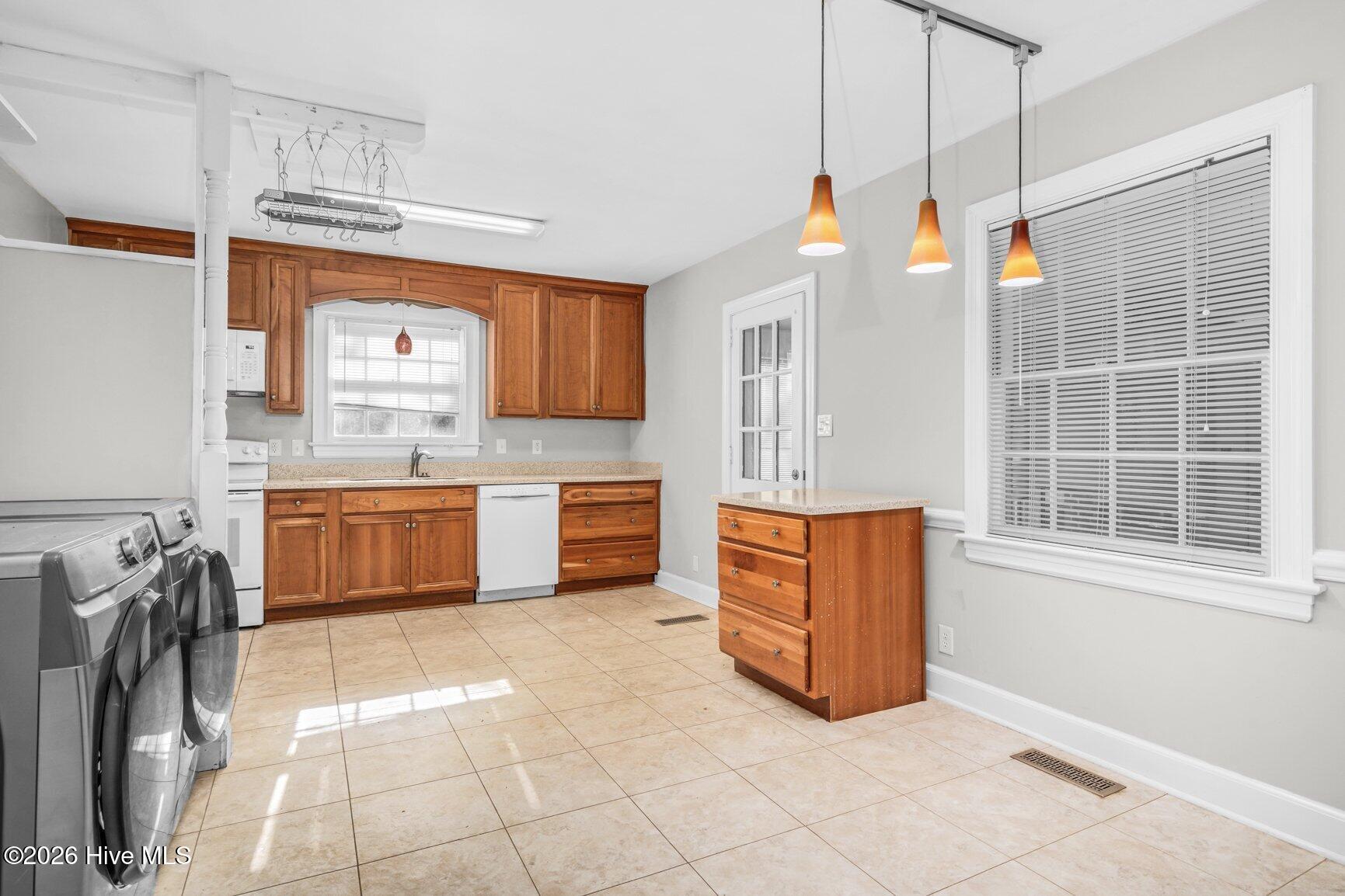 1707 Roxbury Drive N Property Photo 13