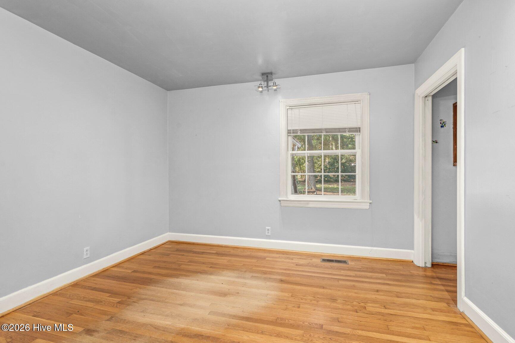1707 Roxbury Drive N Property Photo 17