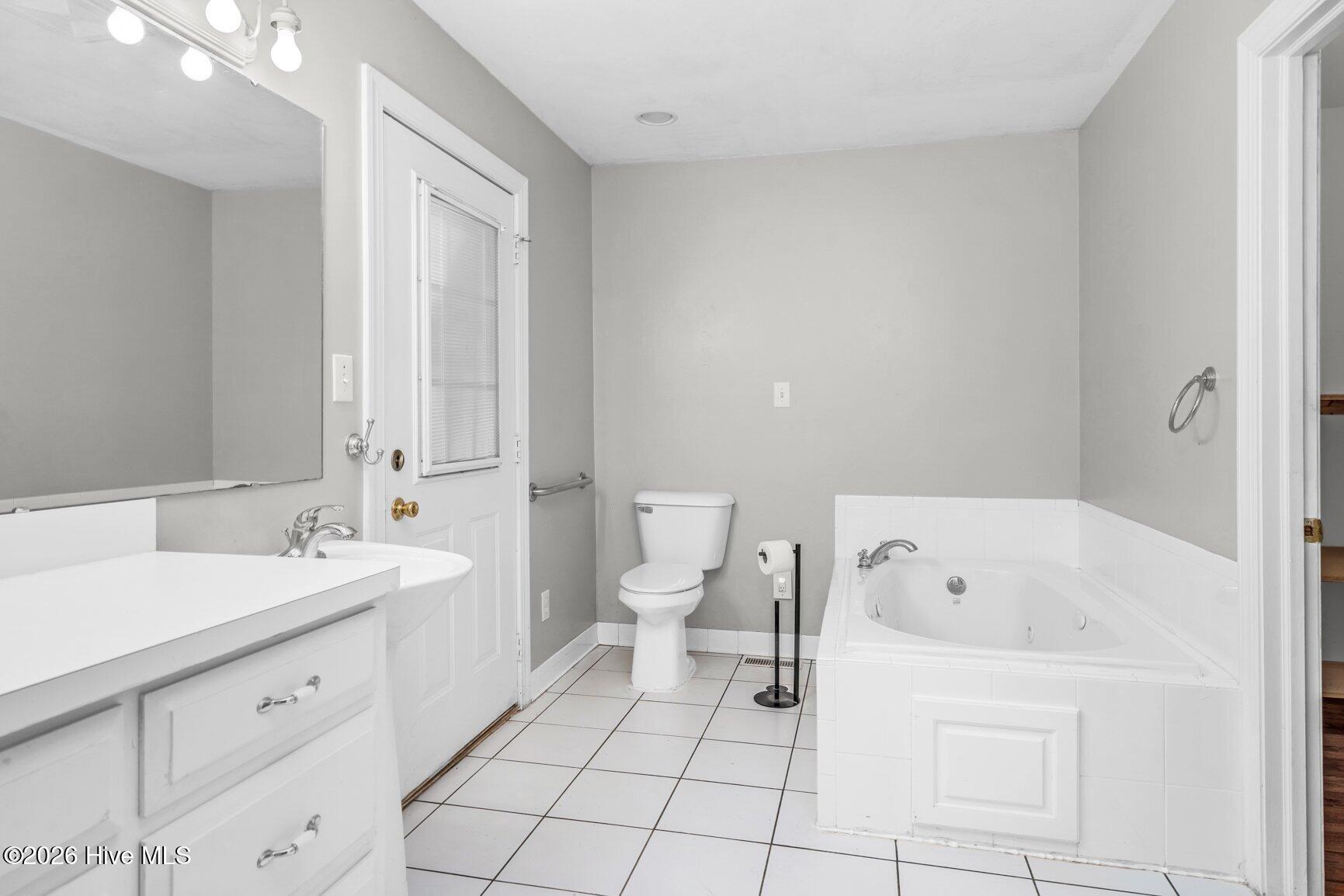 1707 Roxbury Drive N Property Photo 29