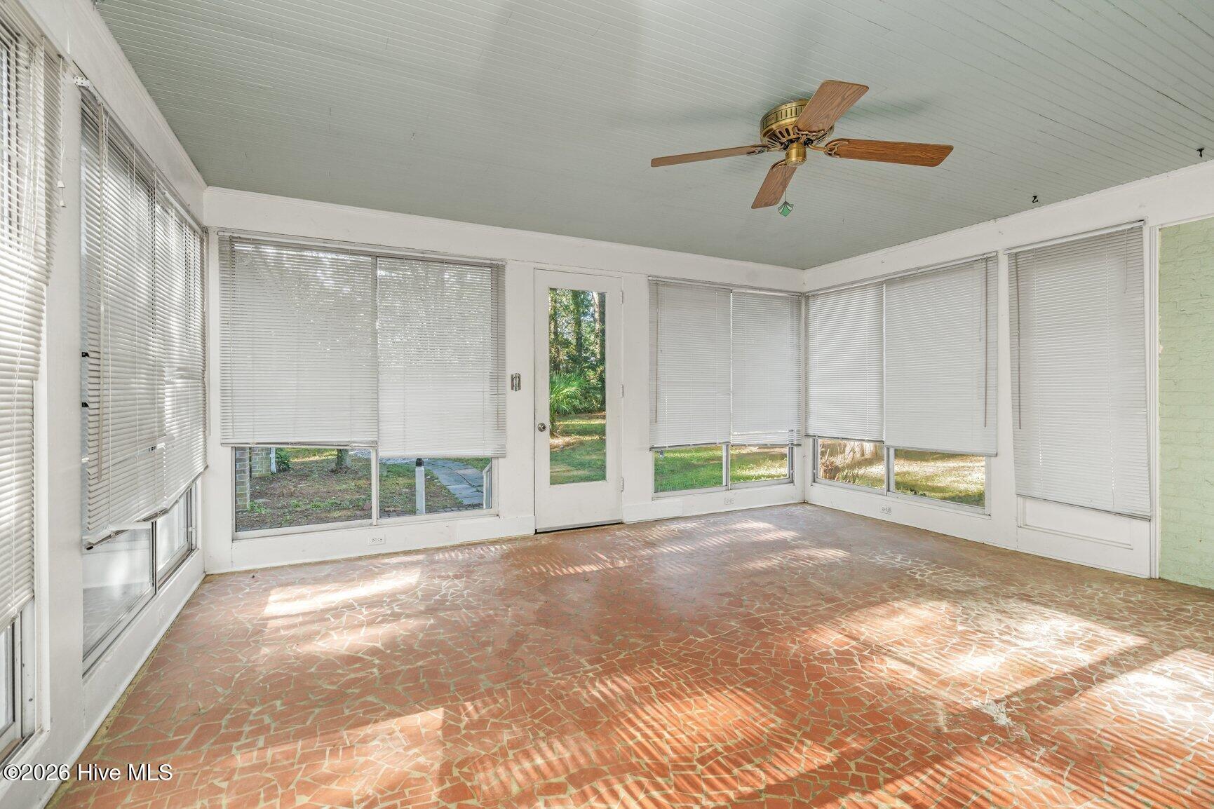 1707 Roxbury Drive N Property Photo 32