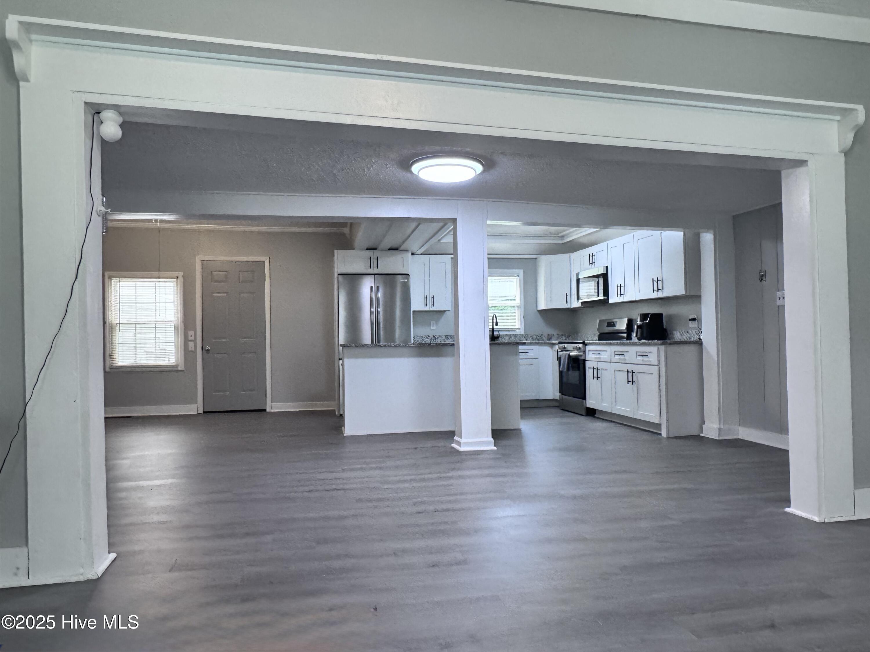 305 E Oak Street Property Photo 19