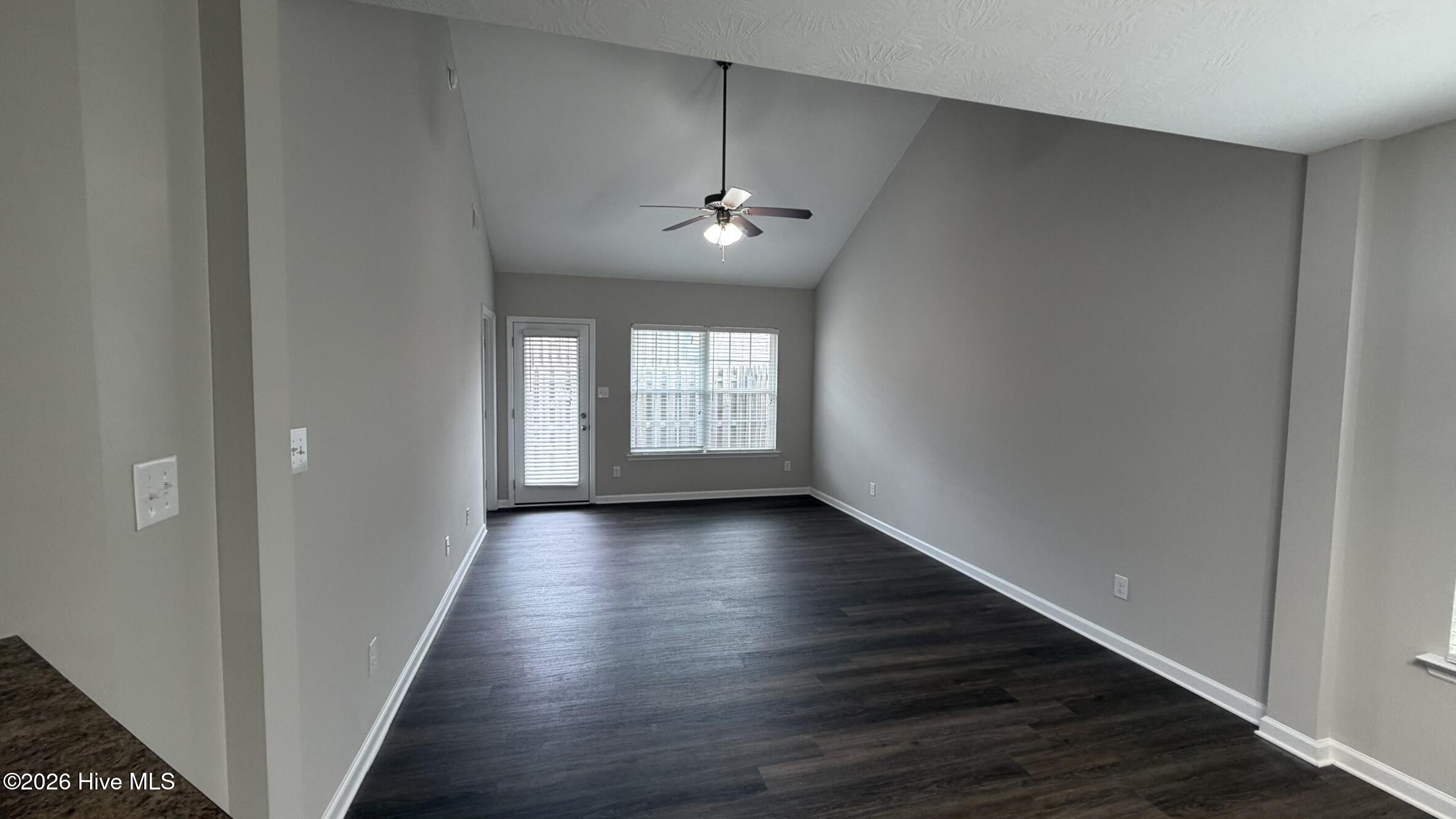 2220 Jasmine Way Property Photo 2