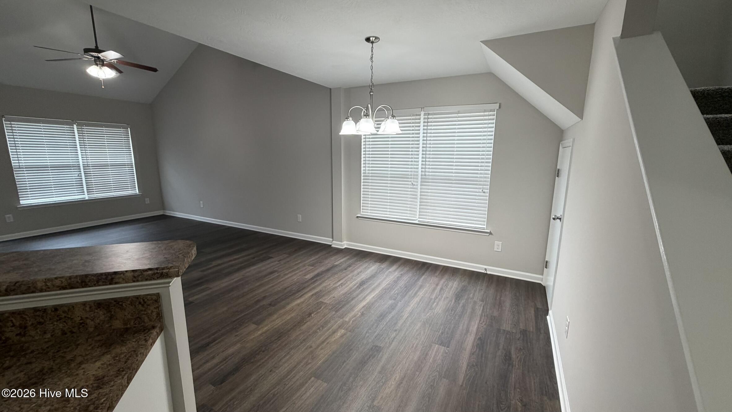 2220 Jasmine Way Property Photo 5