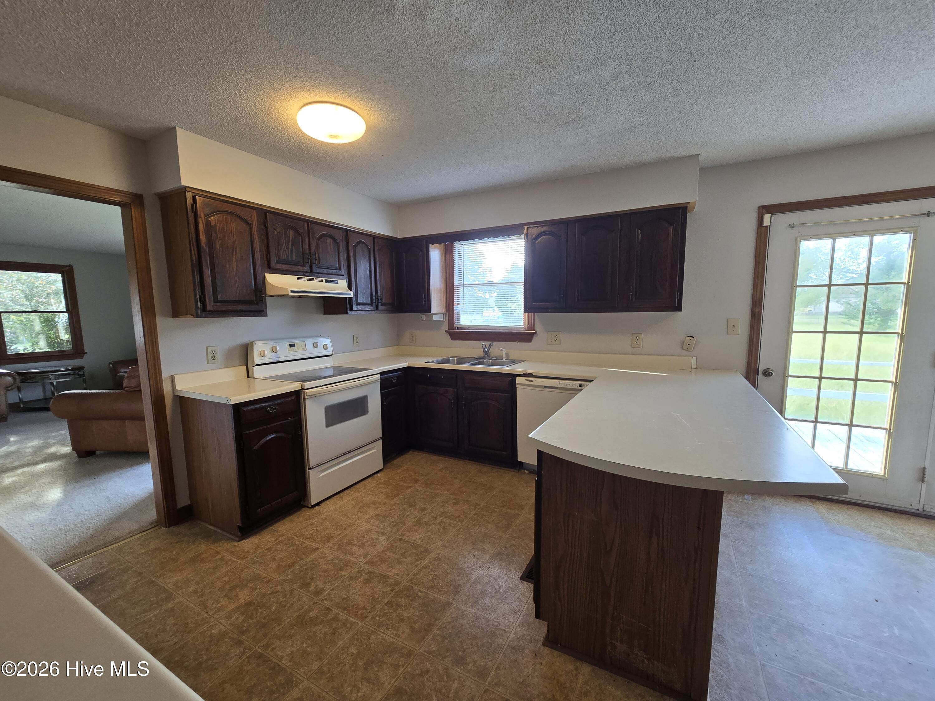 1124 Chestnut Drive Property Photo 4